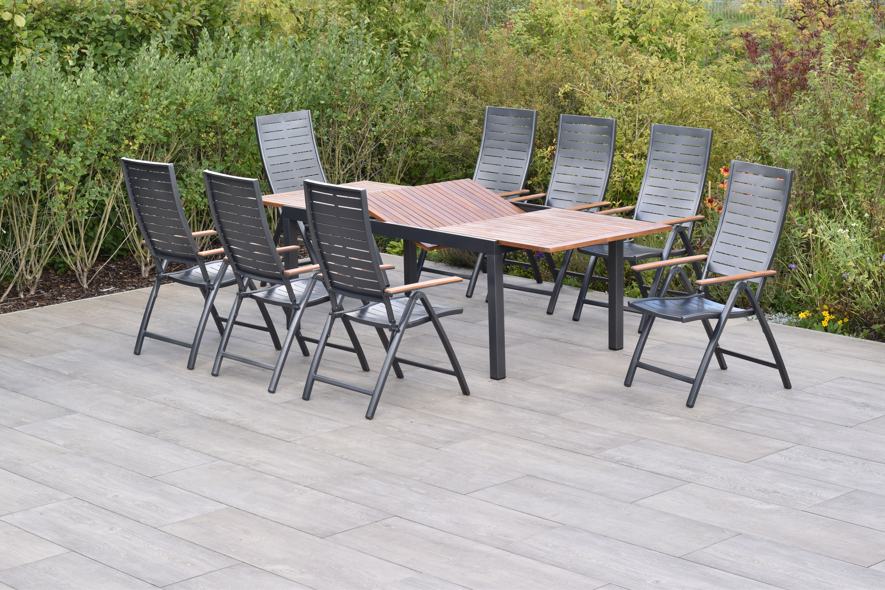 Merxx Tinos Gartenmöbel Set für 8 Personen 17 teilig aus Aluminium und FSC Akazienholz mit Ausziehtisch 180 bis 250 cm 8 verstellbare Klappsessel mit Akazienholz und graue Kissen mit Befestigungsbändchen