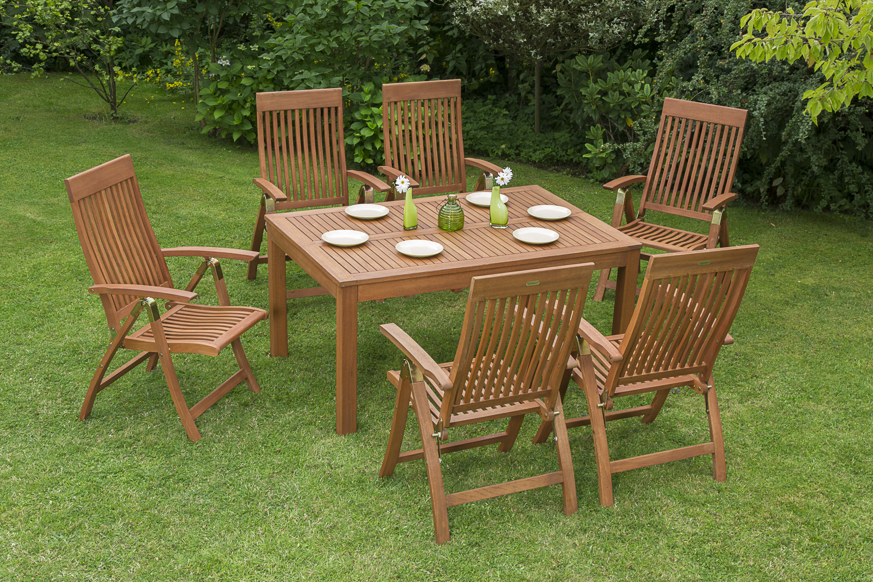 Comodoro Set 7tlg.
6 Comodoro Klappsessel, Rückenlhene 5-fach verstellbar, 1 Quadrat Ausziehtisch, 100 (150) x 150 cm
FSC ® Eukalyptusholz