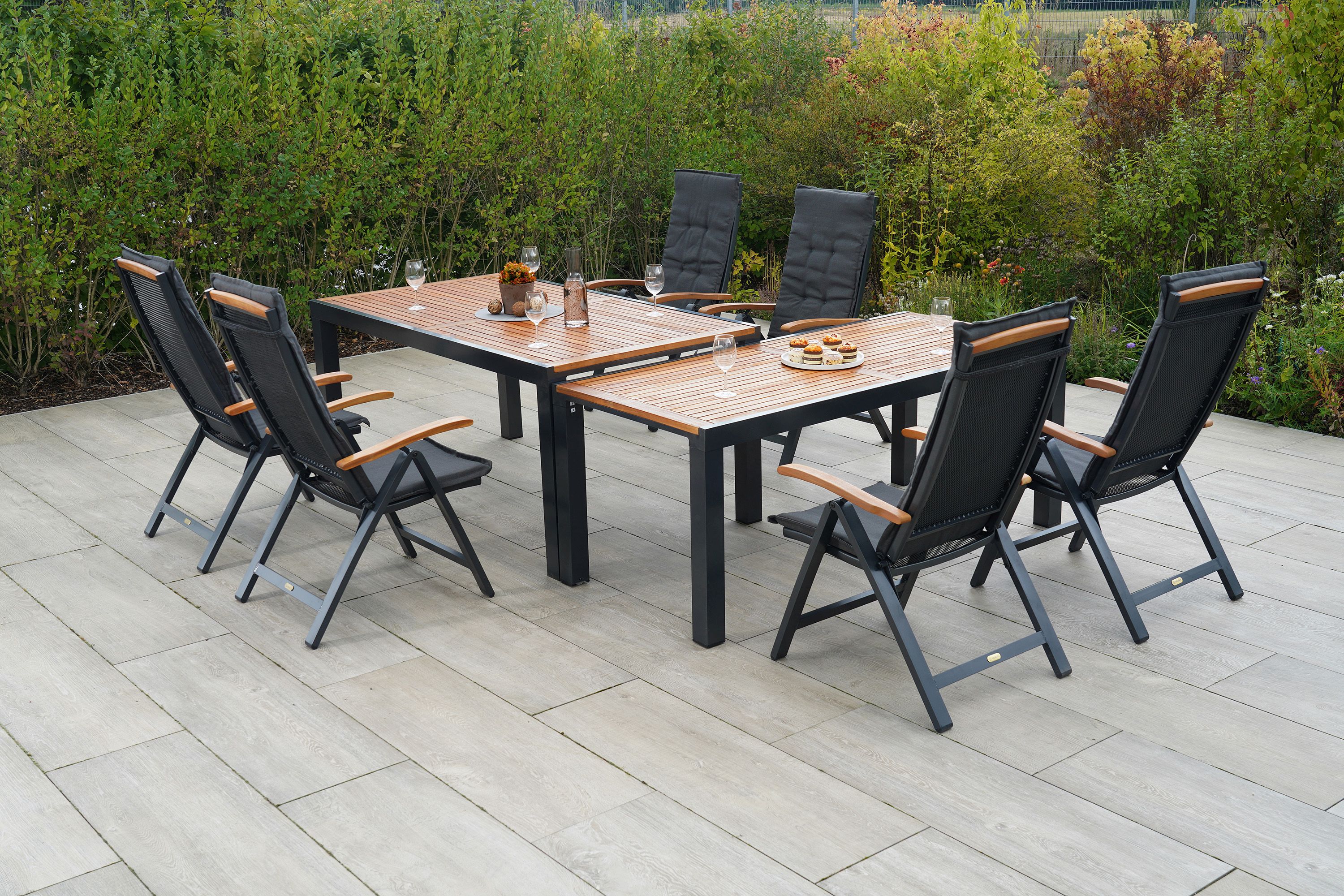 Merxx Tilos Gartenmöbel Set für 6 Personen 13 teilig aus Aluminium und FSC Akazienholz mit Flex Ausziehtisch 180x180 cm 6 verstellbare Klappsessel und graue Kissen