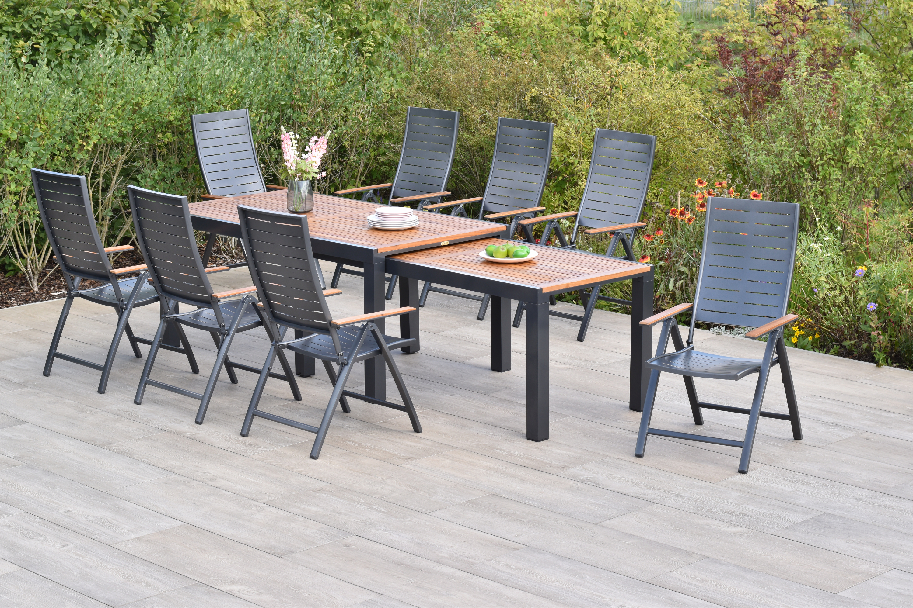 Merxx Tinos Gartenmöbel Set für 8 Personen 17 teilig aus Aluminium und FSC Akazienholz mit Flex Ausziehtisch 180x180 cm 8 verstellbare Klappsessel mit Akazienholz und graue Kissen mit Befestigungsbändchen