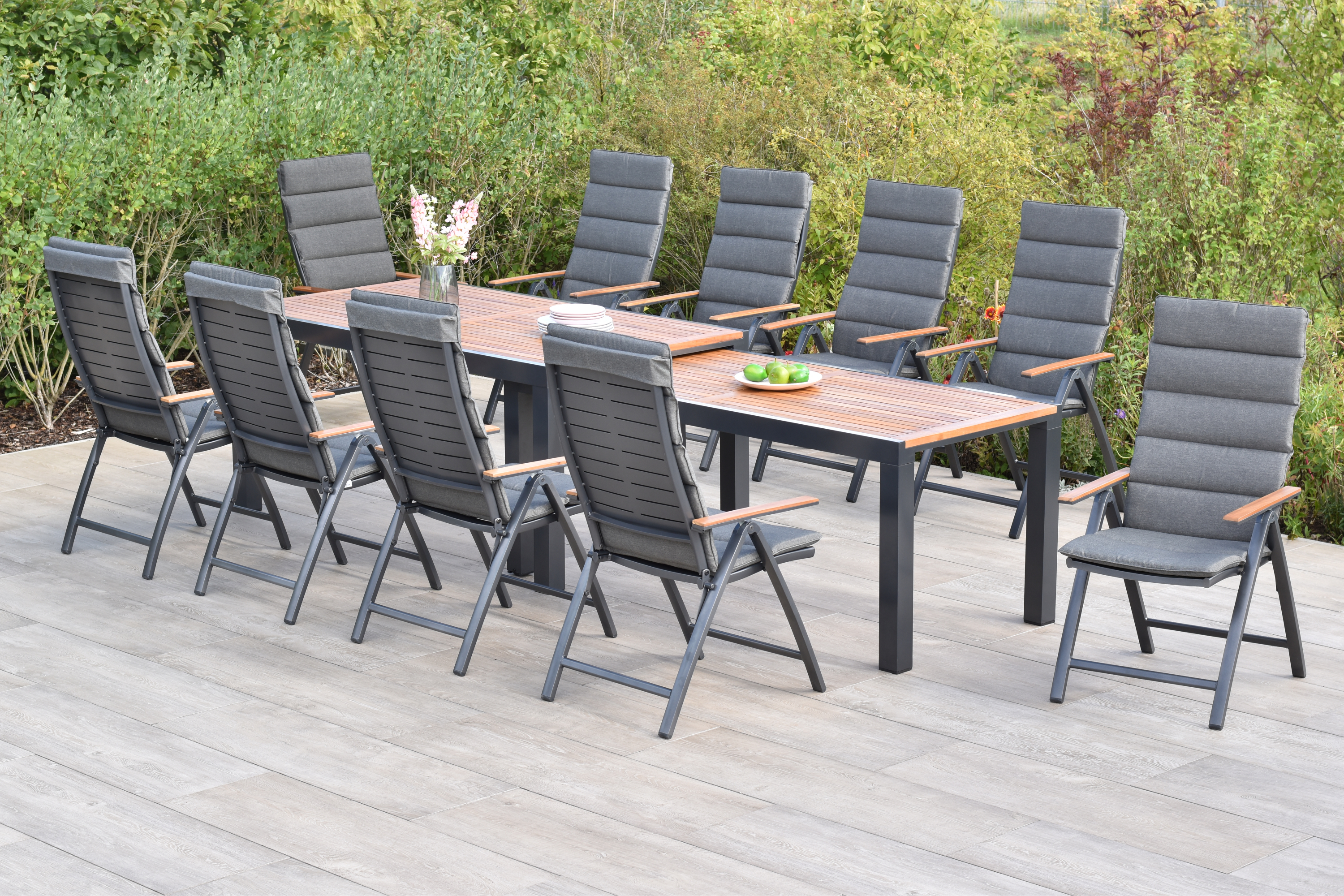 Merxx Tinos Gartenmöbel Set für 10 Personen 21 teilig aus Aluminium und FSC Akazienholz mit Flex Ausziehtisch 180x180 cm 10 verstellbare Klappsessel mit Akazienholz und graue Kissen mit Befestigungsbändchen