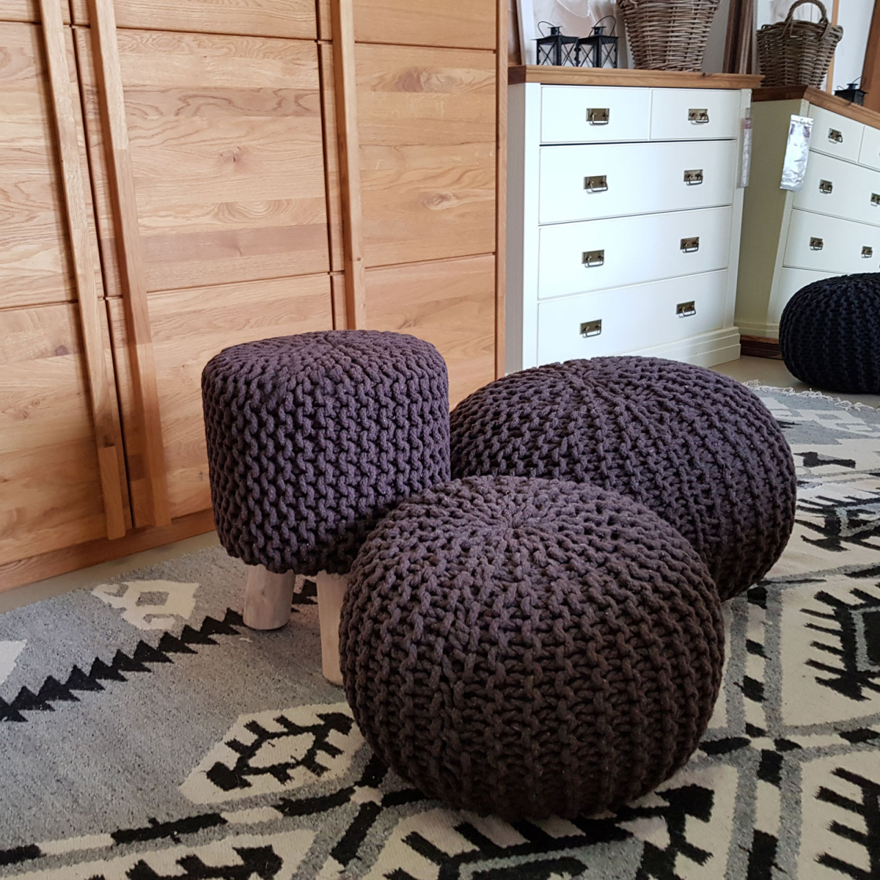 Sitzhocker Pouf SET 2 Stück Ø 55 cm H 37 cm Strickhocker Bodenkissen Grobstrick-Optik nachhaltig Sitzhocker Pouf SET 2 Stück Ø 55 cm H 37 cm Strickhocker Bodenkissen Grobstrick-Optik nachhaltig