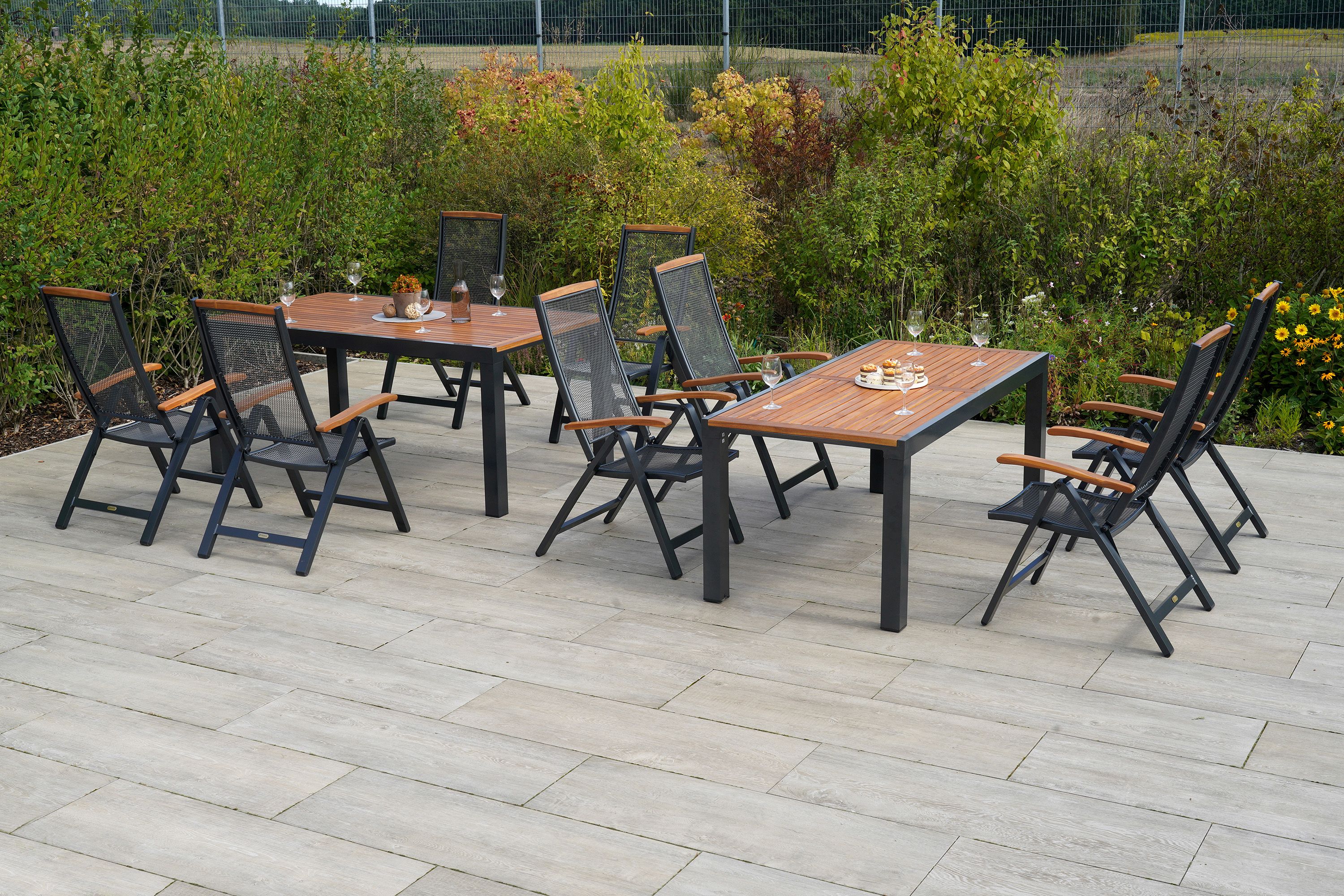 Merxx Tilos Gartenmöbel Set für 8 Personen 17 teilig aus Aluminium und FSC Akazienholz mit Flex Ausziehtisch 180 bis 300 cm 8 verstellbare Klappsessel und graue Kissen