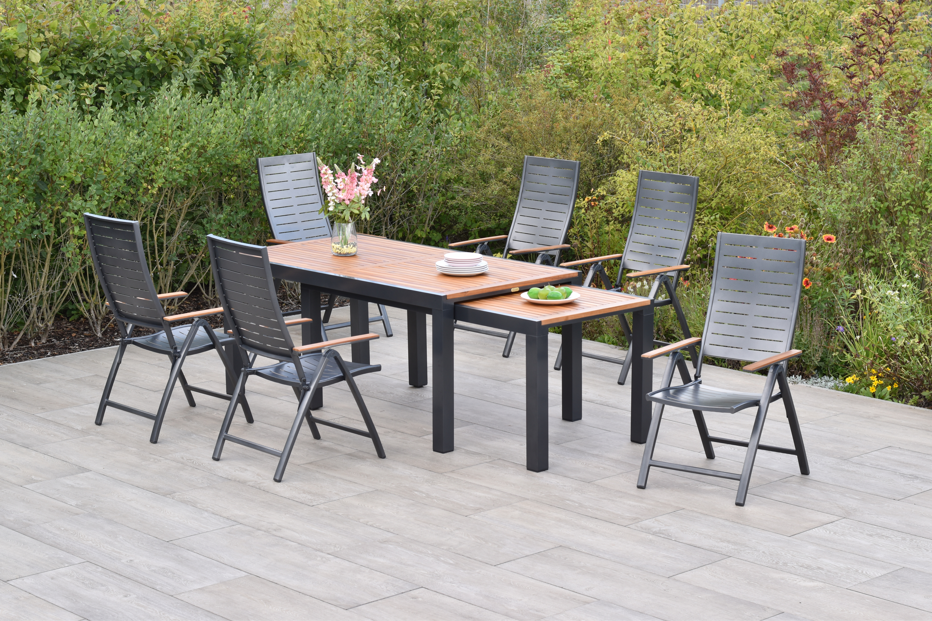 Merxx Tinos Gartenmöbel Set für 6 Personen 13 teilig aus Aluminium und FSC Akazienholz mit Flex Ausziehtisch 180x180 cm 6 verstellbare Klappsessel mit Akazienholz und graue Kissen mit Befestigungsbändchen