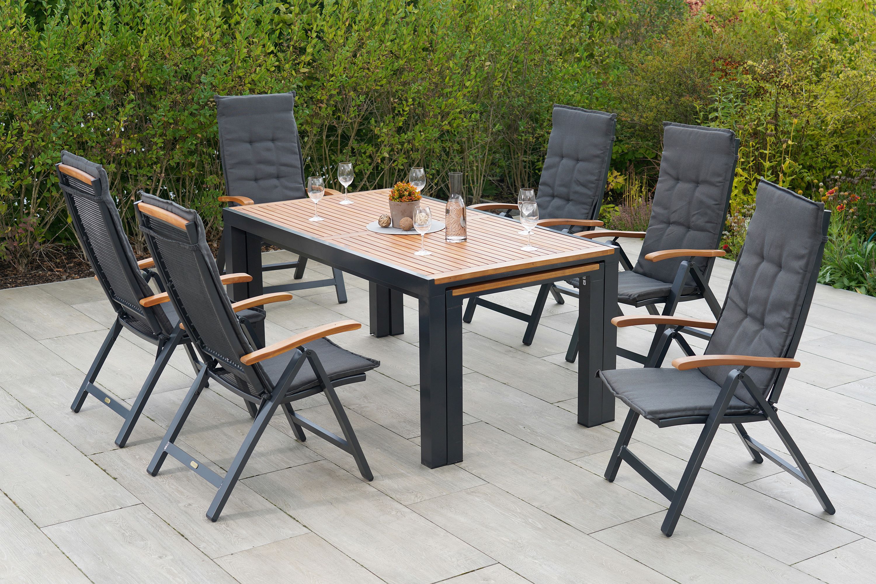 Merxx Tilos Gartenmöbel Set für 6 Personen 13 teilig aus Aluminium und FSC Akazienholz mit Flex Ausziehtisch 180x180 cm 6 verstellbare Klappsessel und graue Kissen