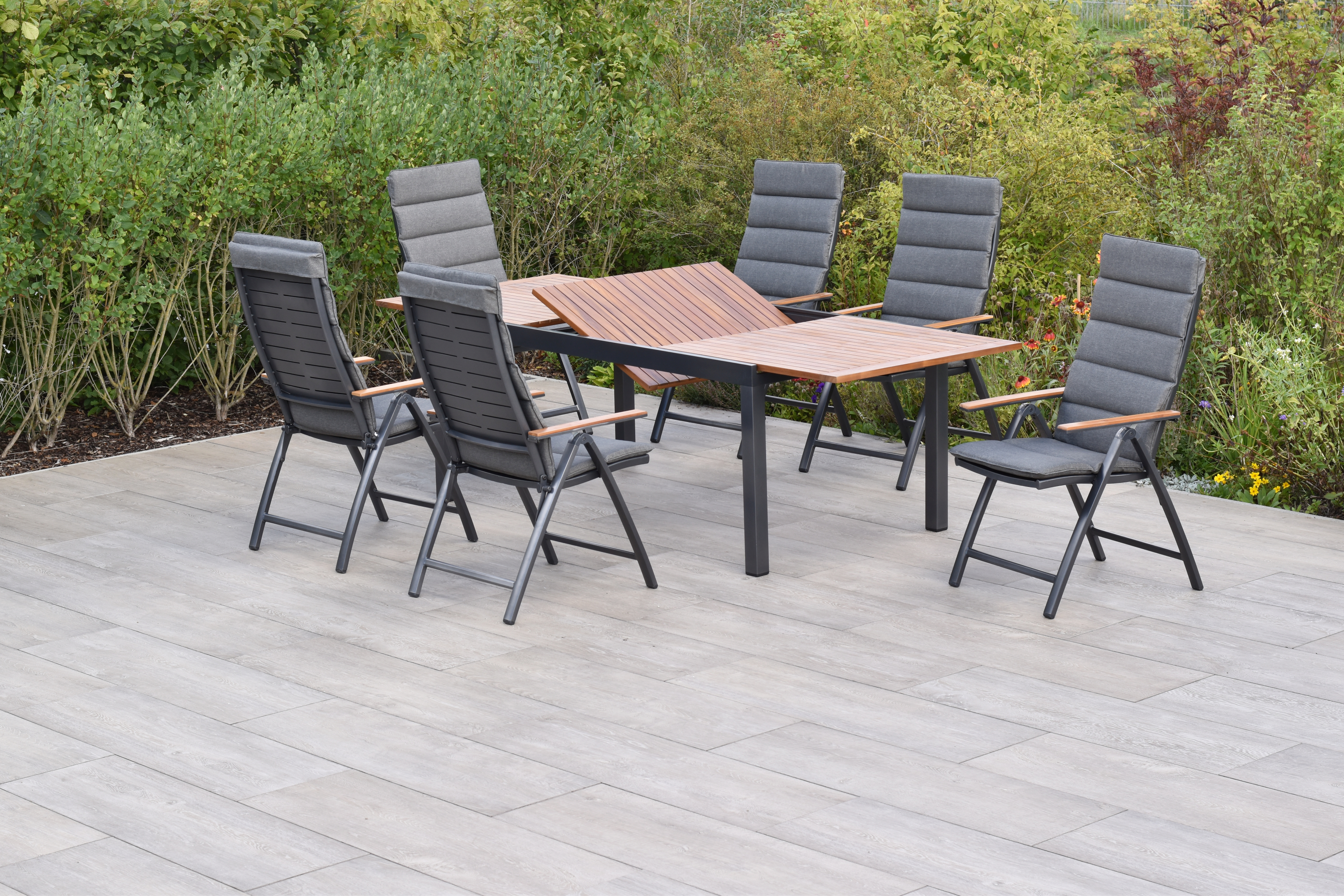 Merxx Tinos Gartenmöbel Set für 6 Personen 13 teilig aus Aluminium und FSC Akazienholz mit Ausziehtisch 180 bis 250 cm 6 verstellbare Klappsessel mit Akazienholz und graue Kissen mit Befestigungsbändchen
