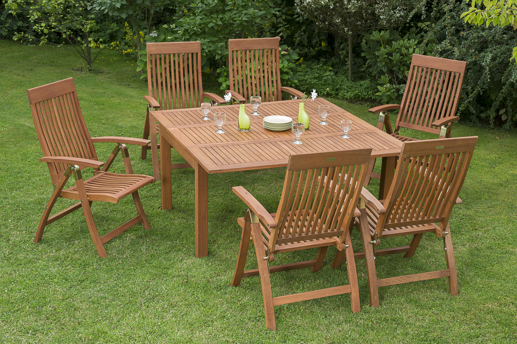 Comodoro Set 7tlg.
6 Comodoro Klappsessel, Rückenlhene 5-fach verstellbar, 1 Quadrat Ausziehtisch, 100 (150) x 150 cm
FSC ® Eukalyptusholz