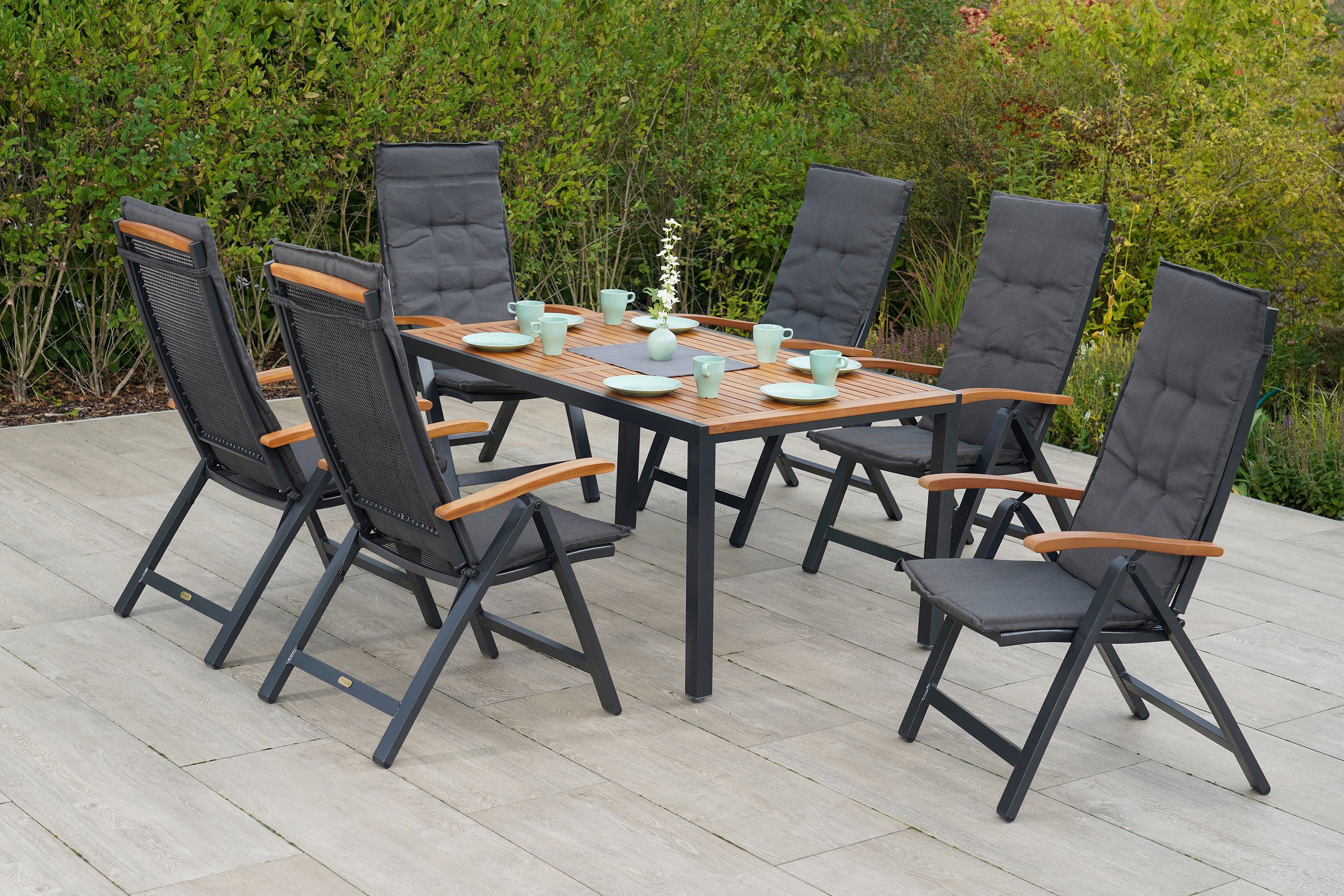 Merxx Tilos Gartenmöbel-Set für 6 Personen – 13-teilig aus Aluminium & FSC® Akazienholz mit Tisch 150×90 cm, 6 verstellbaren Klappsesseln & grauen Kissen