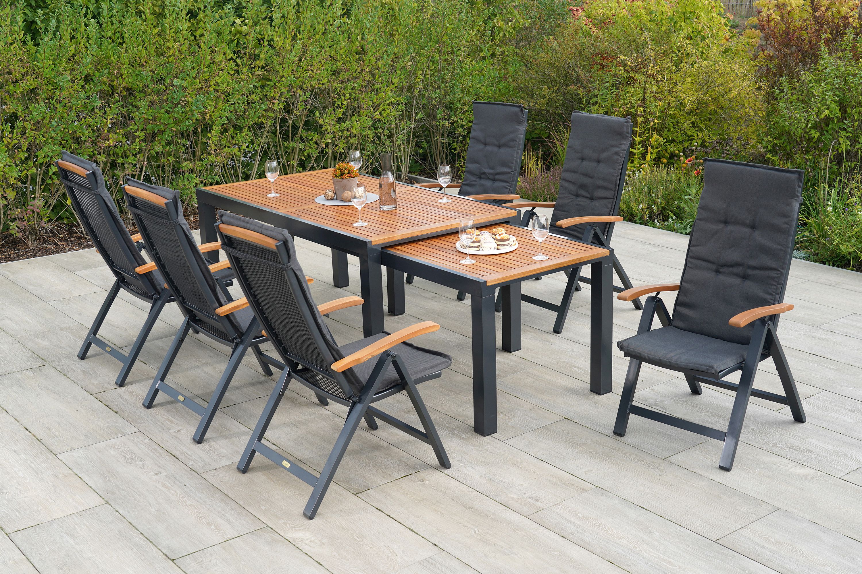 Merxx Tilos Gartenmöbel Set für 6 Personen 13 teilig aus Aluminium und FSC Akazienholz mit Flex Ausziehtisch 180x180 cm 6 verstellbare Klappsessel und graue Kissen
