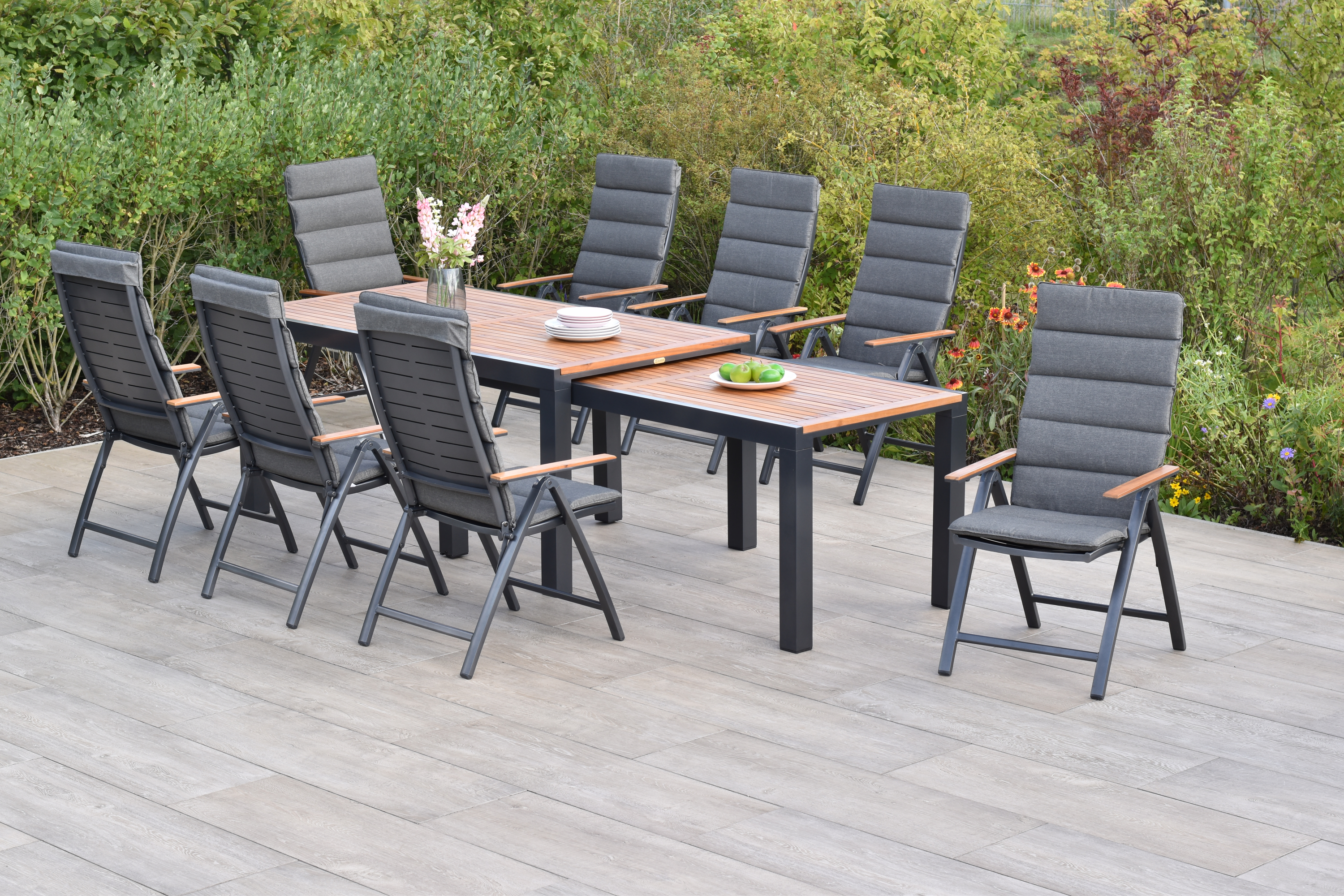 Merxx Tinos Gartenmöbel Set für 8 Personen 17 teilig aus Aluminium und FSC Akazienholz mit Flex Ausziehtisch 180x180 cm 8 verstellbare Klappsessel mit Akazienholz und graue Kissen mit Befestigungsbändchen