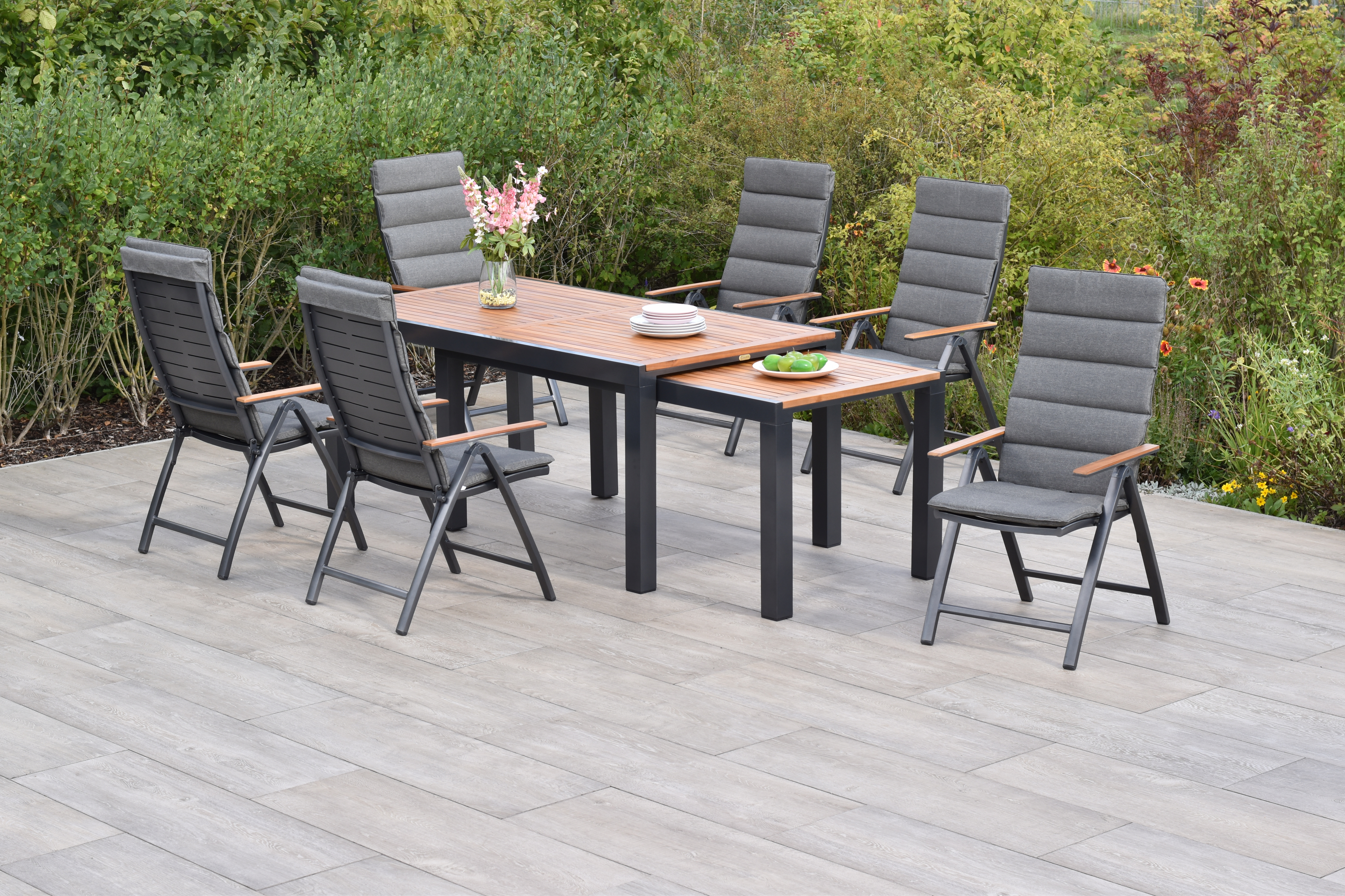 Merxx Tinos Gartenmöbel Set für 6 Personen 13 teilig aus Aluminium und FSC Akazienholz mit Flex Ausziehtisch 180x180 cm 6 verstellbare Klappsessel mit Akazienholz und graue Kissen mit Befestigungsbändchen