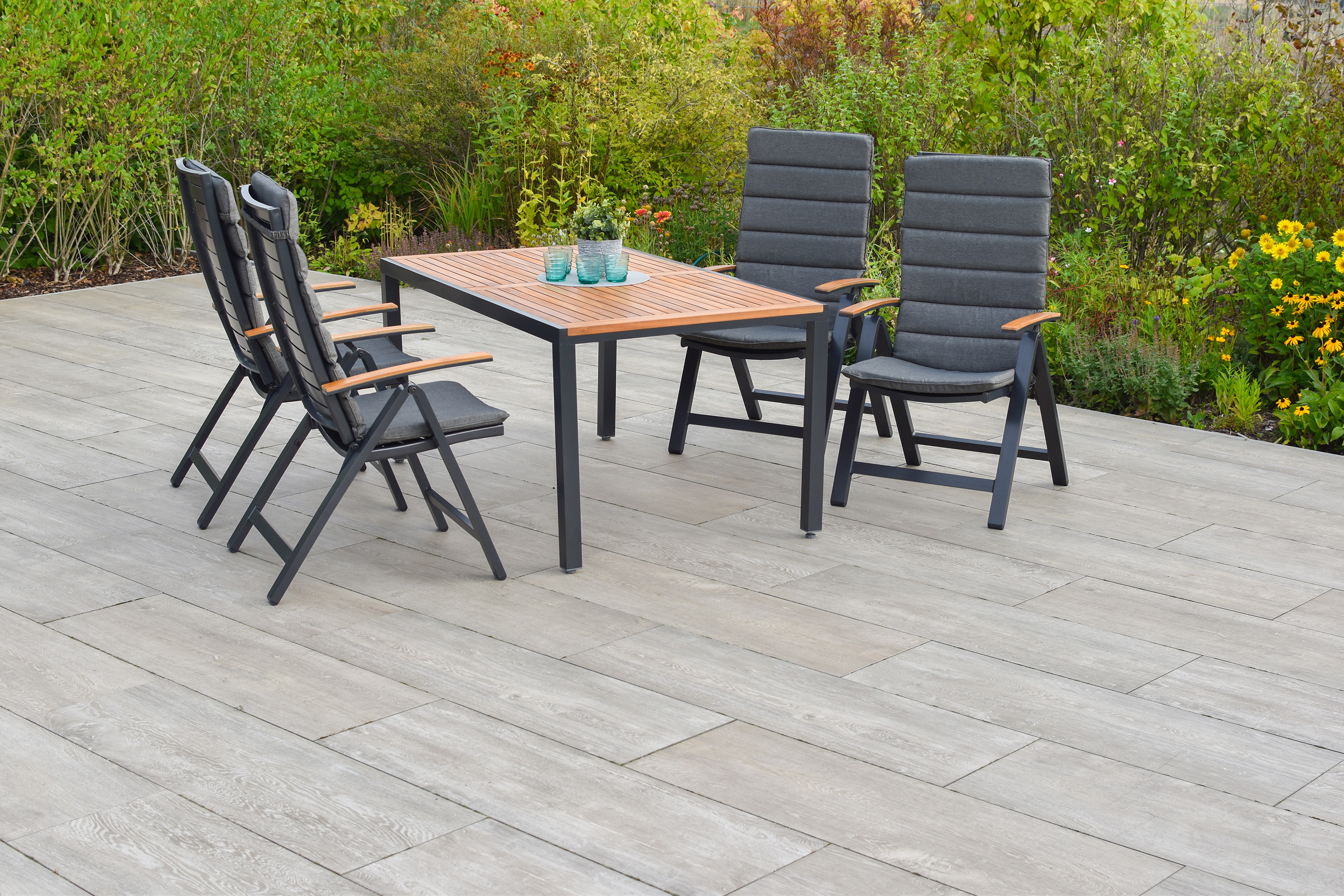 Merxx Astros Gartenmöbel Set für 4 Personen 9 teilig aus Aluminium und FSC Akazienholz mit Tisch 150x90 cm 4 verstellbare Klappsessel mit Akazienholz Armlehnen und graue Kissen