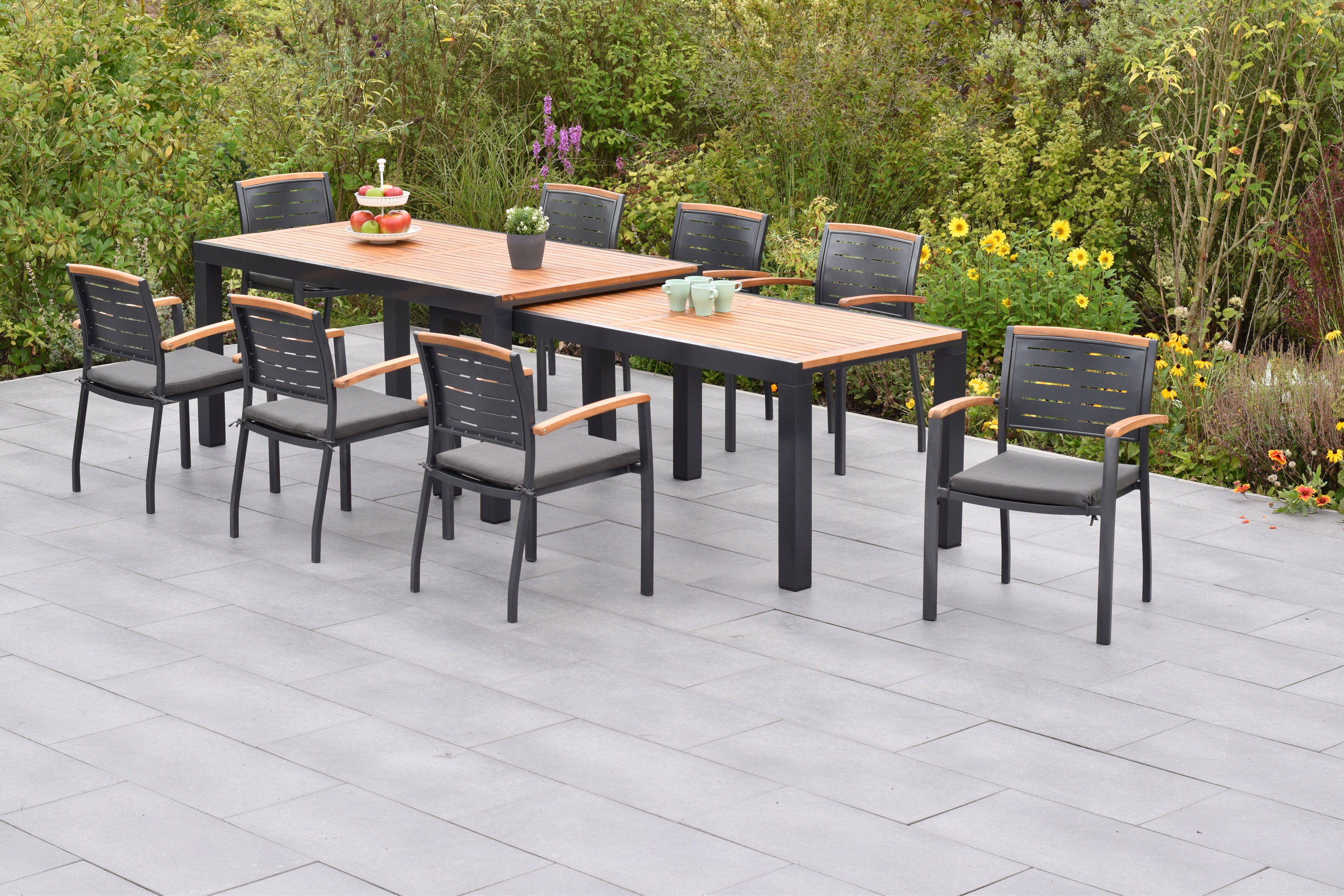 Merxx Tinos Gartenmöbel Set für 8 Personen 17 teilig aus Aluminium und FSC Akazienholz mit Flex Ausziehtisch 180x180 cm 8 Stapelsessel mit Akazienholz und graue Kissen mit Befestigungsbändchen