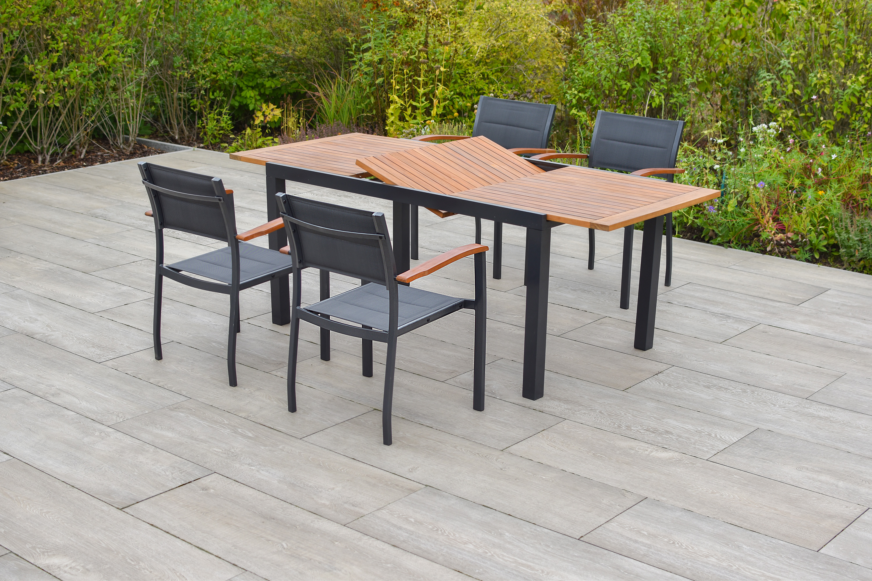 Merxx Paxos Gartenmöbel Set für 4 Personen 5 teilig aus Aluminium mit Textilbespannung und FSC Akazienholz mit Ausziehtisch 150 bis 200 cm und 4 gepolsterten Stapelsesseln in Graphit Grau