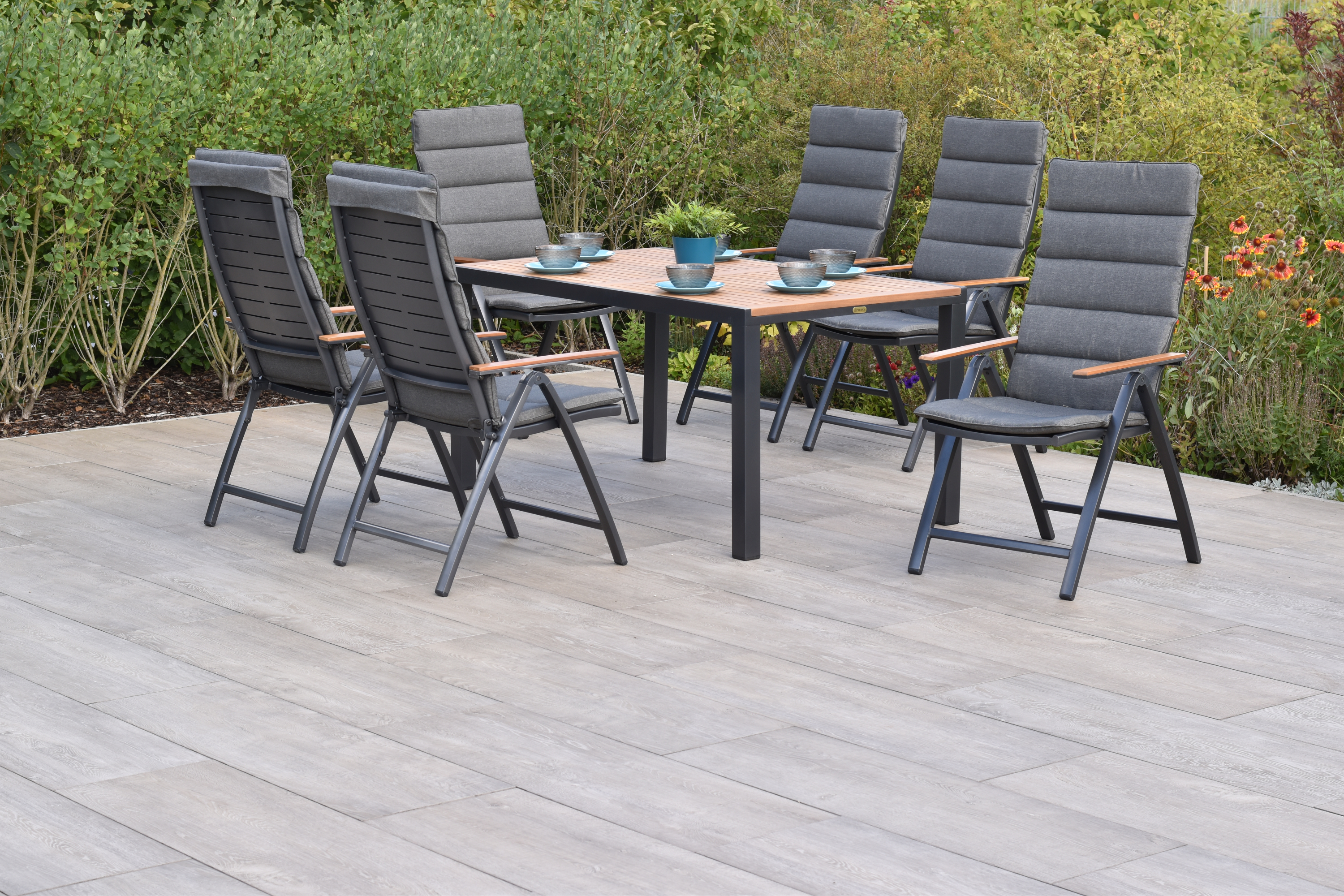 Merxx Tinos Gartenmöbel Set für 6 Personen 13 teilig aus Aluminium und FSC Akazienholz mit Tisch 150x90 cm 6 verstellbare Klappsessel mit Akazienholz und graue Kissen mit Befestigungsbändchen