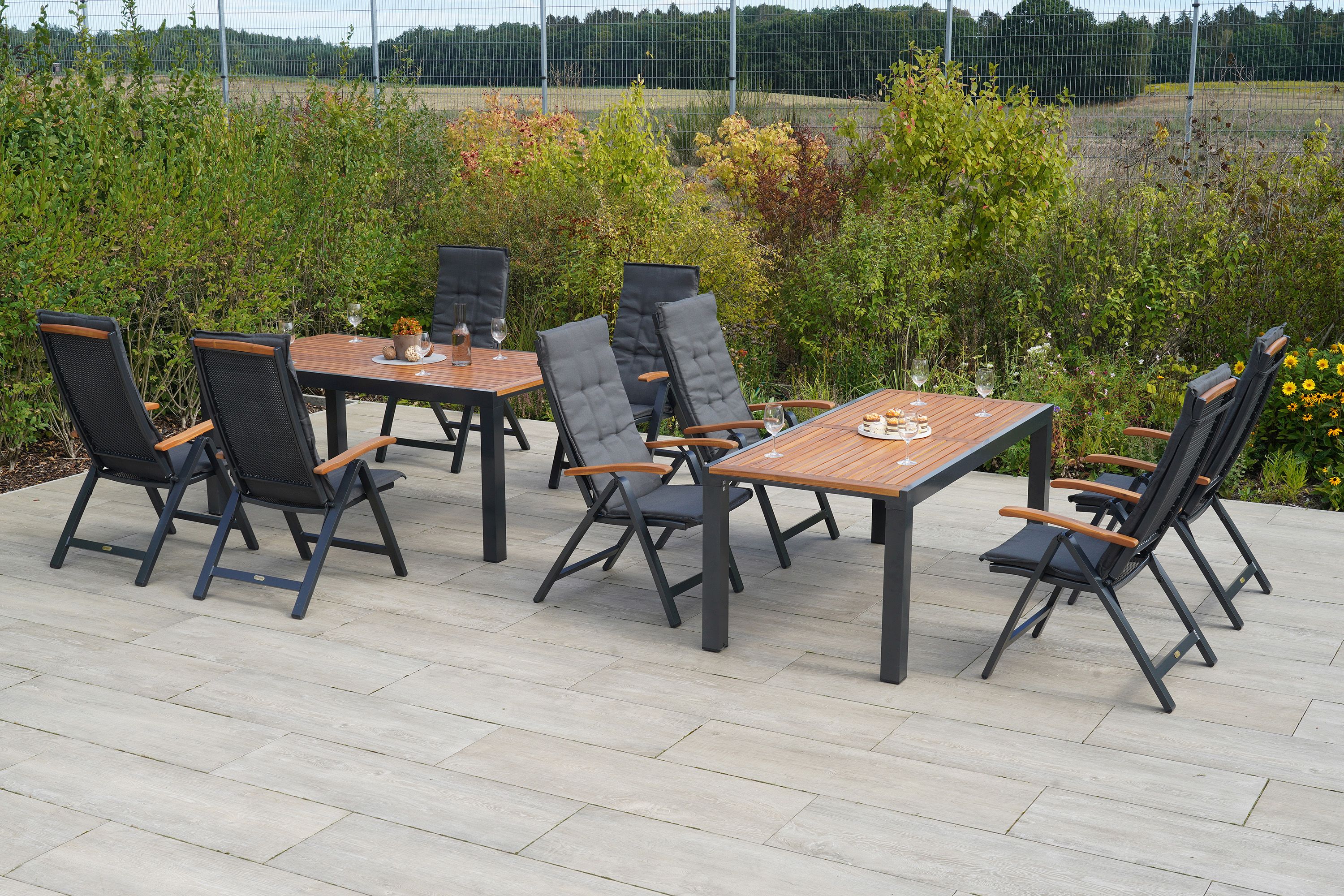 Merxx Tilos Gartenmöbel Set für 8 Personen 17 teilig aus Aluminium und FSC Akazienholz mit Flex Ausziehtisch 180 bis 300 cm 8 verstellbare Klappsessel und graue Kissen