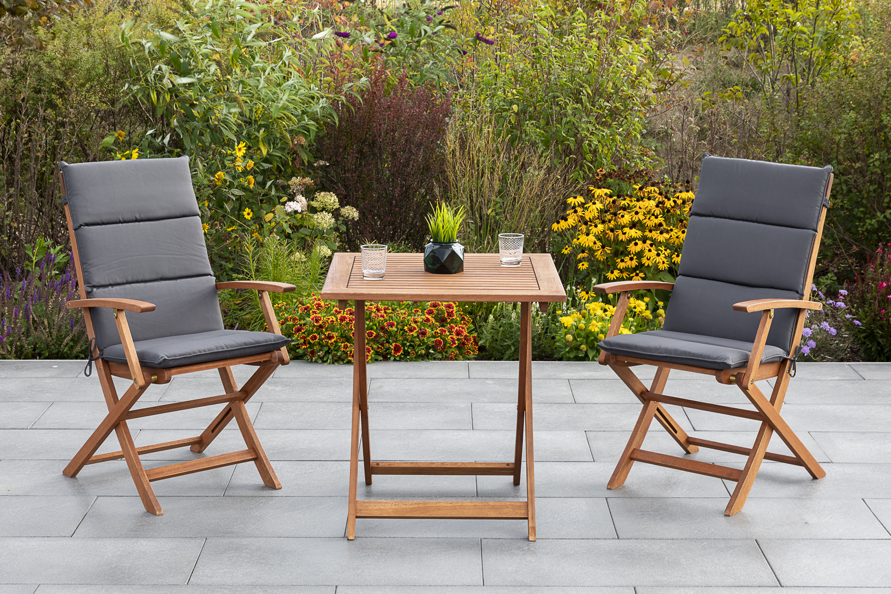 Comodoro Gartenmöbel-Set 5-teilig – 2 Klappsessel mit grauen Auflagen & Klapptisch 70×70 cm aus FSC® Eukalyptusholz