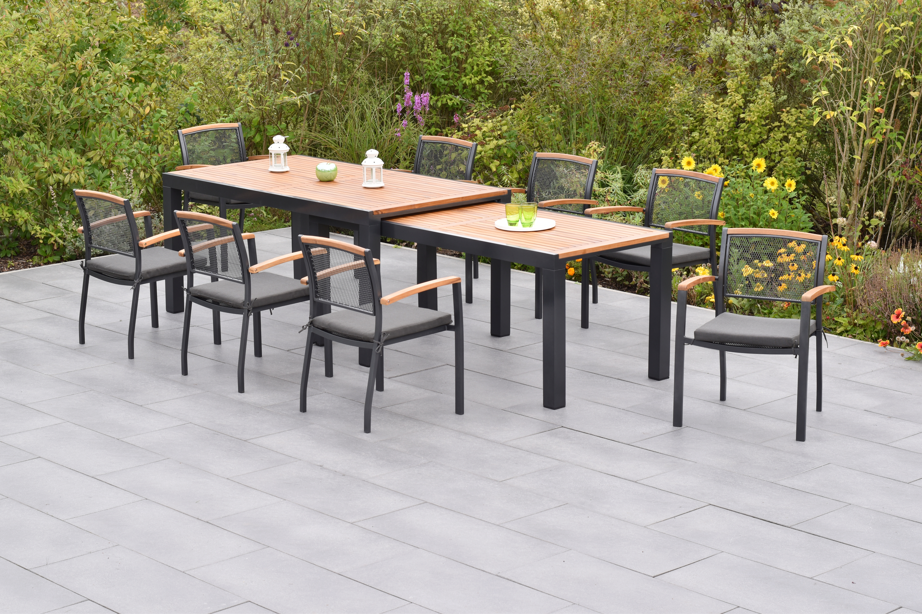 Merxx Tilos Gartenmöbel Set für 8 Personen 17 teilig aus Aluminium und FSC Akazienholz mit Flex Ausziehtisch 180x180 cm 8 Stapelsessel mit Akazienholz und graue Sitzkissen
