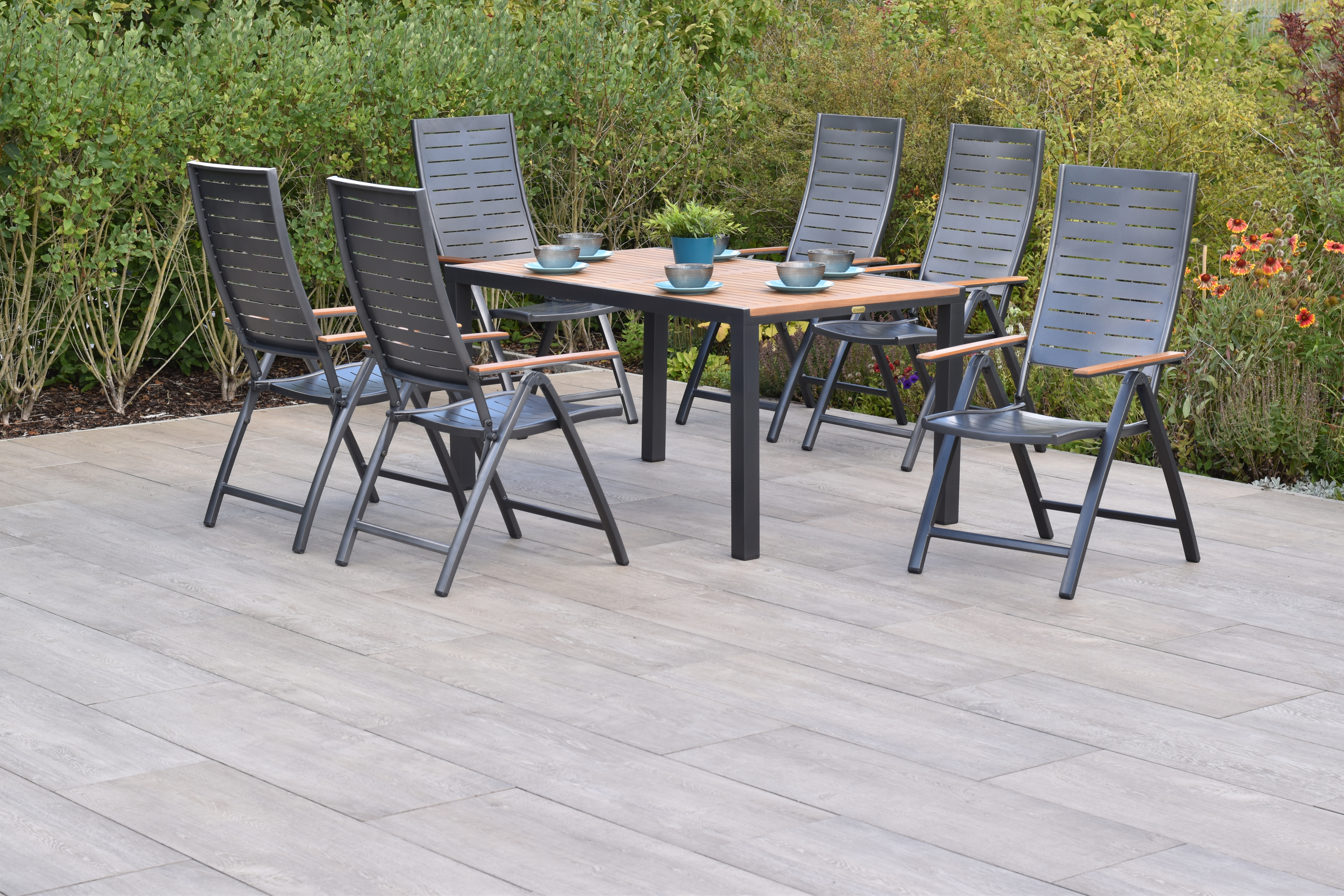 Merxx Tinos Gartenmöbel Set für 6 Personen 13 teilig aus Aluminium und FSC Akazienholz mit Tisch 150x90 cm 6 verstellbare Klappsessel mit Akazienholz und graue Kissen mit Befestigungsbändchen