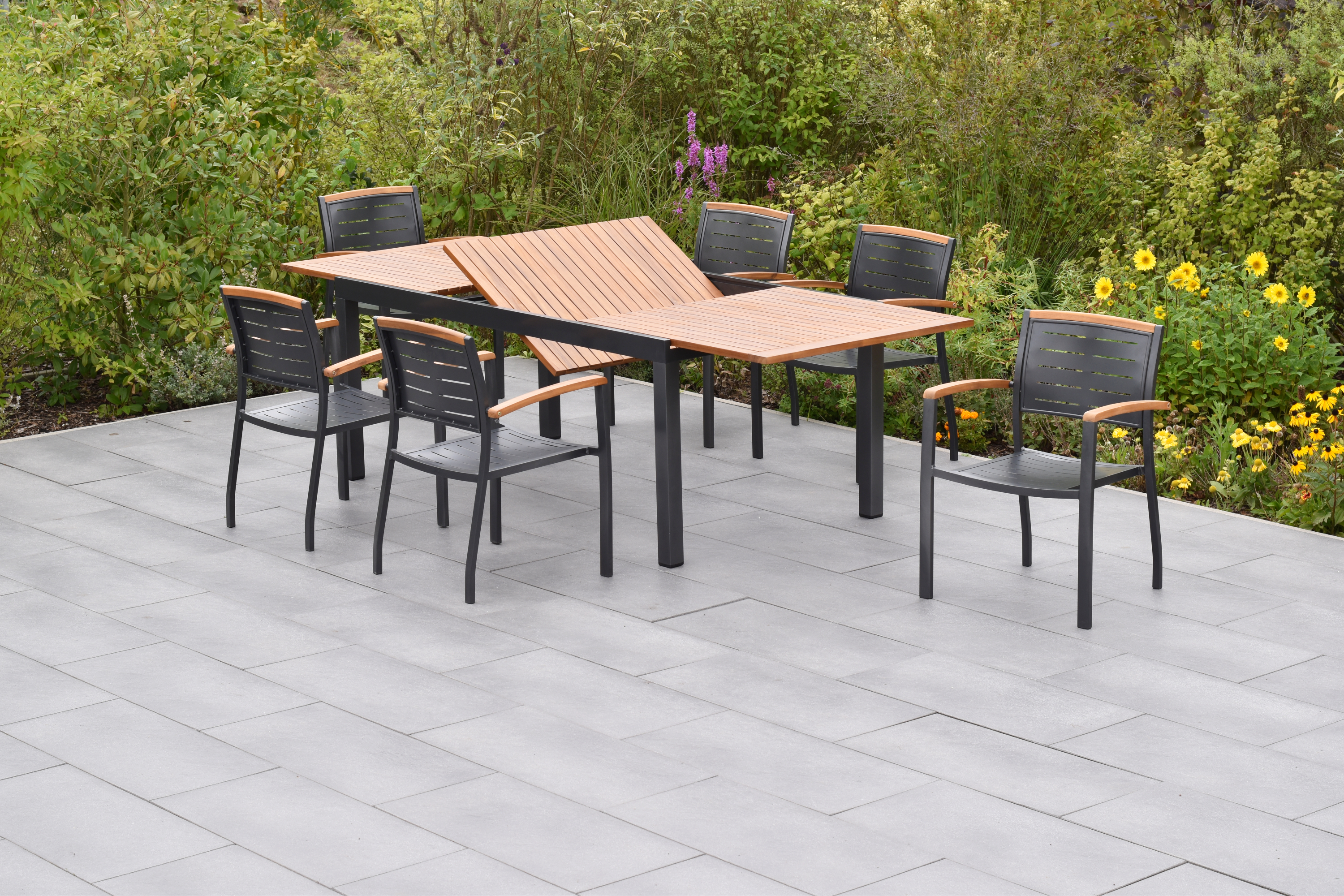 Merxx Tinos Gartenmöbel Set für 6 Personen 13 teilig aus Aluminium und FSC Akazienholz mit Ausziehtisch 180 bis 250 cm 6 Stapelsessel mit Akazienholz und graue Kissen mit Befestigungsbändchen