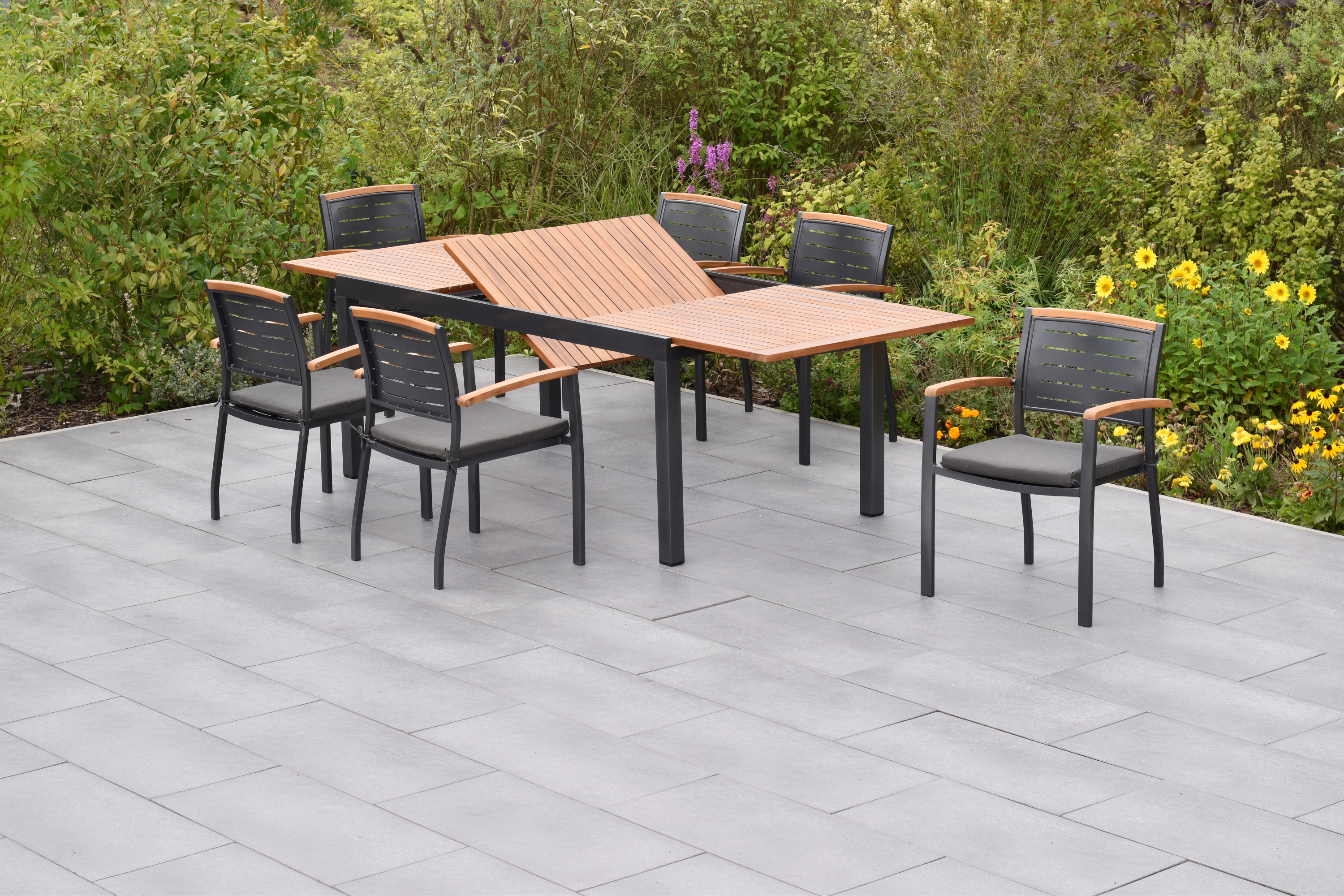 Merxx Tinos Gartenmöbel Set für 6 Personen 13 teilig aus Aluminium und FSC Akazienholz mit Ausziehtisch 180 bis 250 cm 6 Stapelsessel mit Akazienholz und graue Kissen mit Befestigungsbändchen