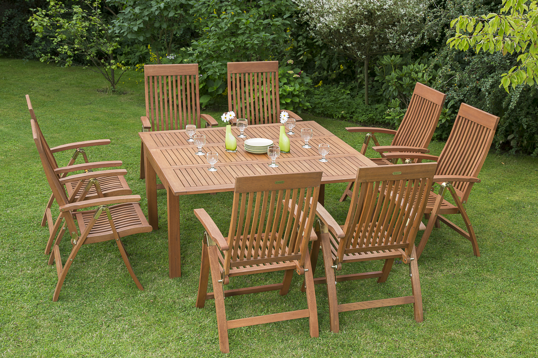 Comodoro Set 9tlg.
8 Comodoro Klappsessel, Rückenlehne 5-fach verstellbar, 1 Quadrat Ausziehtisch, 100 (150) x 150 cm
FSC ® Eukalyptusholz
