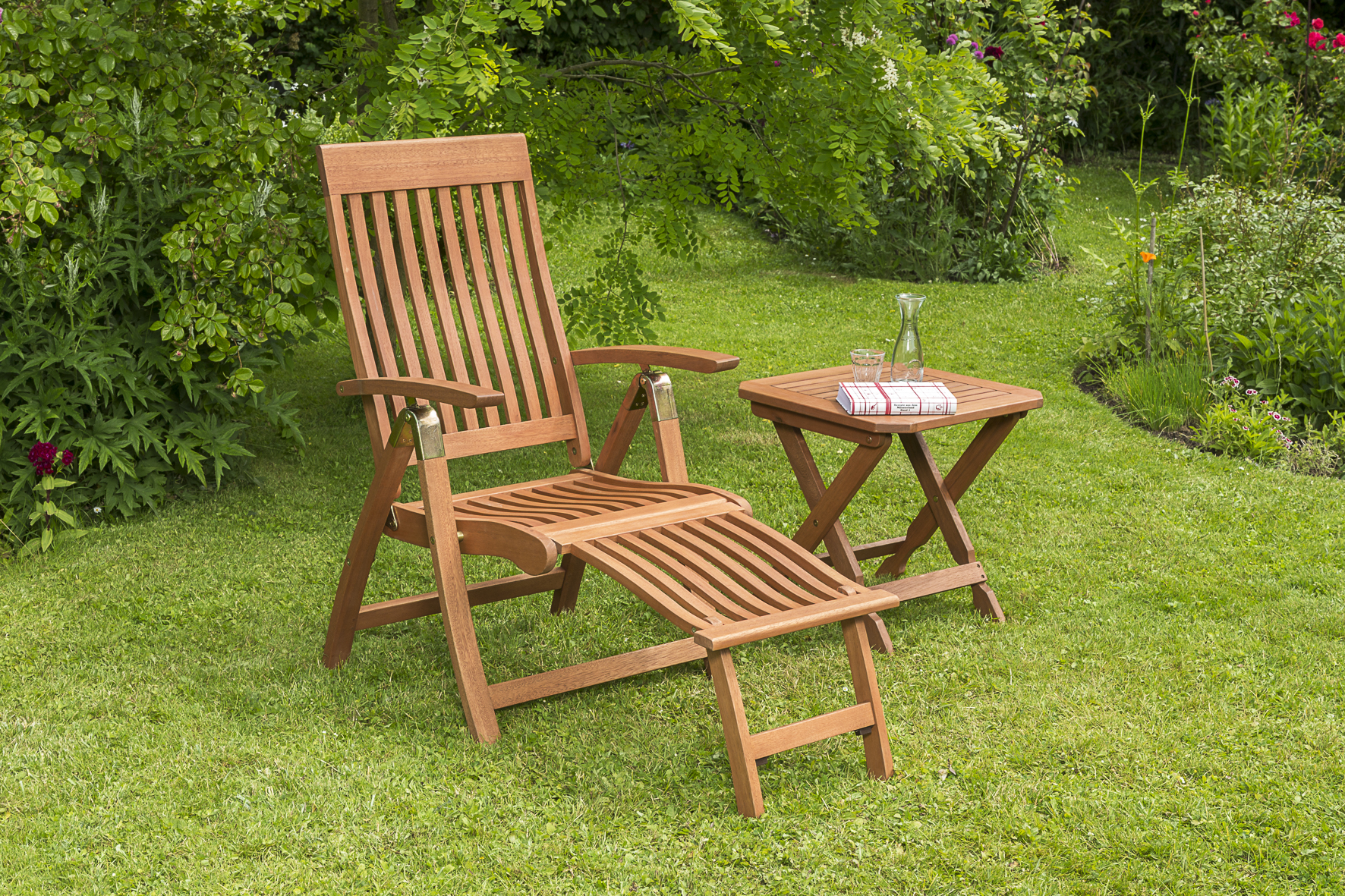 Comodoro Set 2tlg.
1 Comodoro Klappsessel, Rückenlehne 5-fach verstellbar, mit Fußteil,
1 Klapphocker, 50 x 50 cm
FSC ® Eukalyptusholz