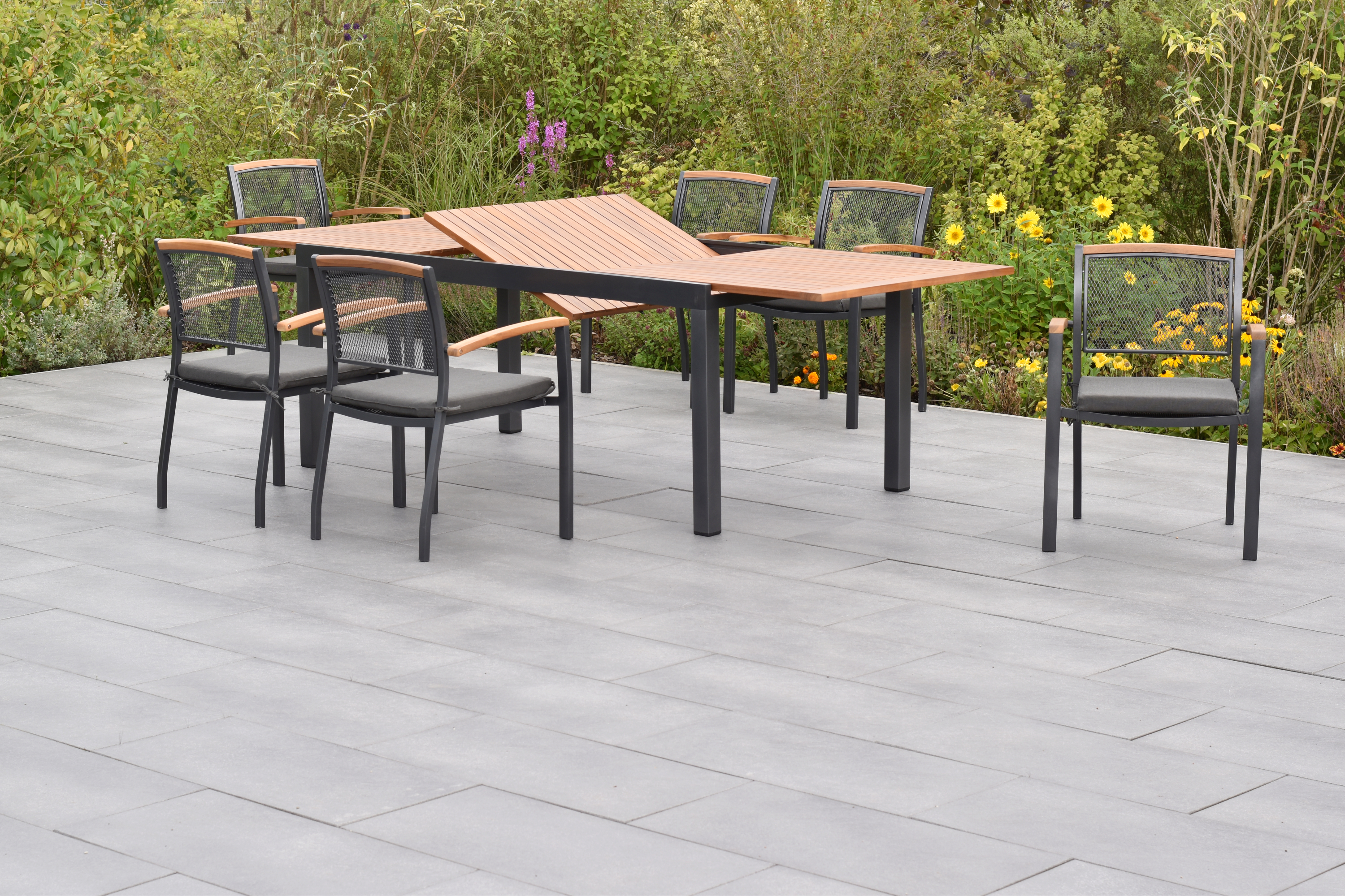 Merxx Tilos Gartenmöbel Set für 6 Personen 13 teilig aus Aluminium und FSC Akazienholz mit Ausziehtisch 180 bis 250 cm 6 Stapelsessel mit Akazienholz und graue Sitzkissen mit Befestigungsbändern