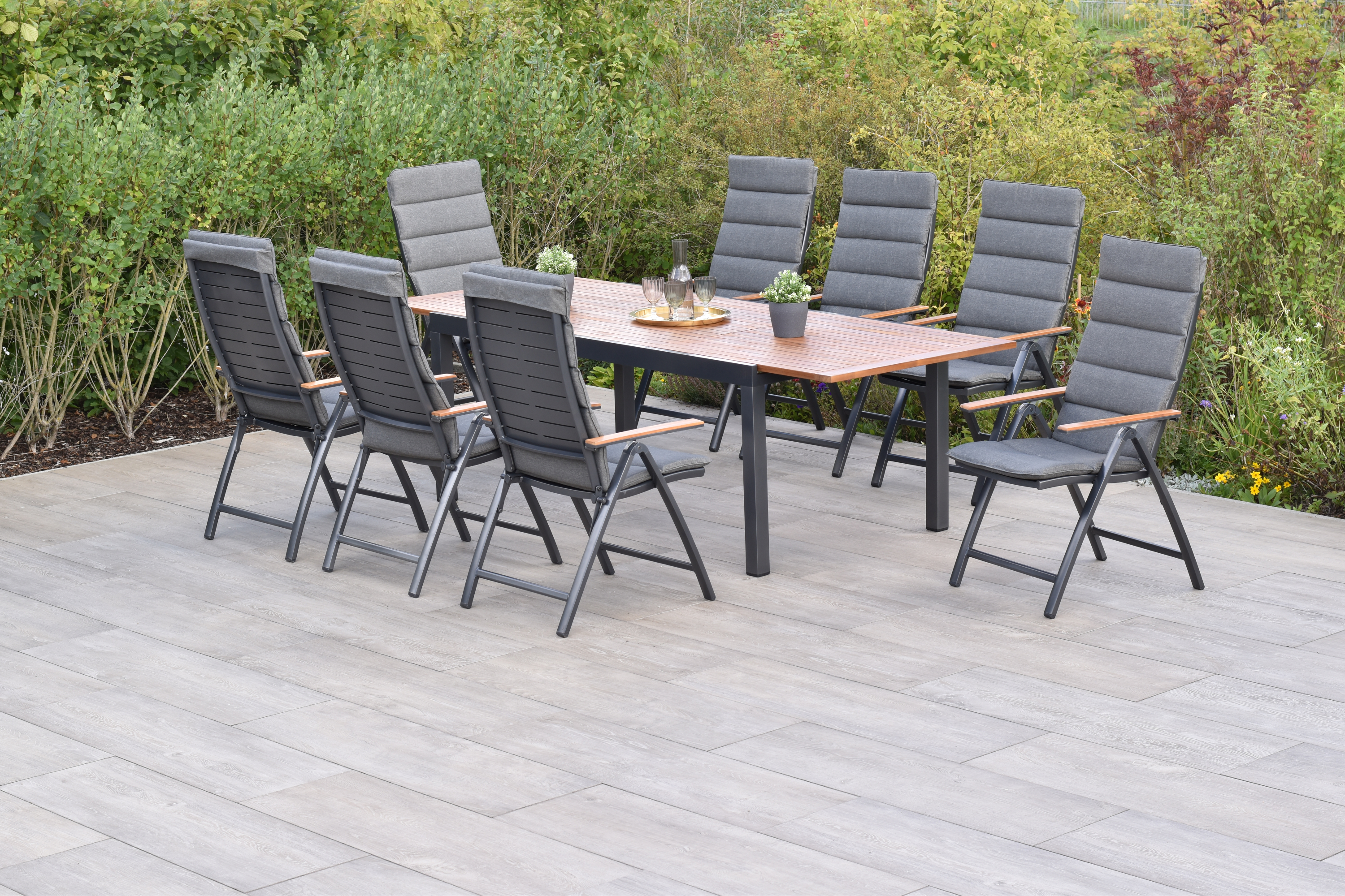 Merxx Tinos Gartenmöbel Set für 8 Personen 17 teilig aus Aluminium und FSC Akazienholz mit Ausziehtisch 180 bis 250 cm 8 verstellbare Klappsessel mit Akazienholz und graue Kissen mit Befestigungsbändchen