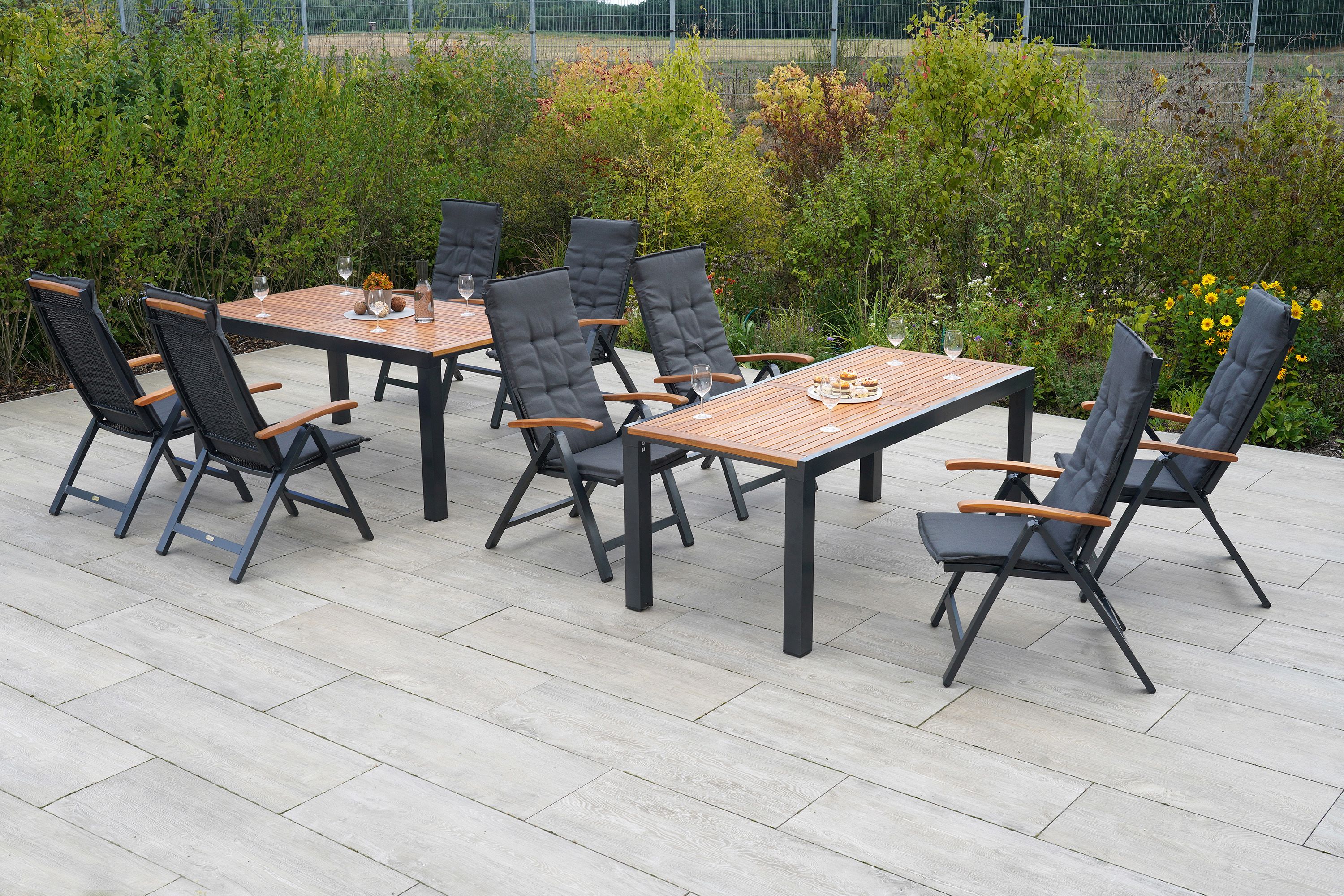 Merxx Tilos Gartenmöbel Set für 8 Personen 17 teilig aus Aluminium und FSC Akazienholz mit Flex Ausziehtisch 180 bis 300 cm 8 verstellbare Klappsessel und graue Kissen