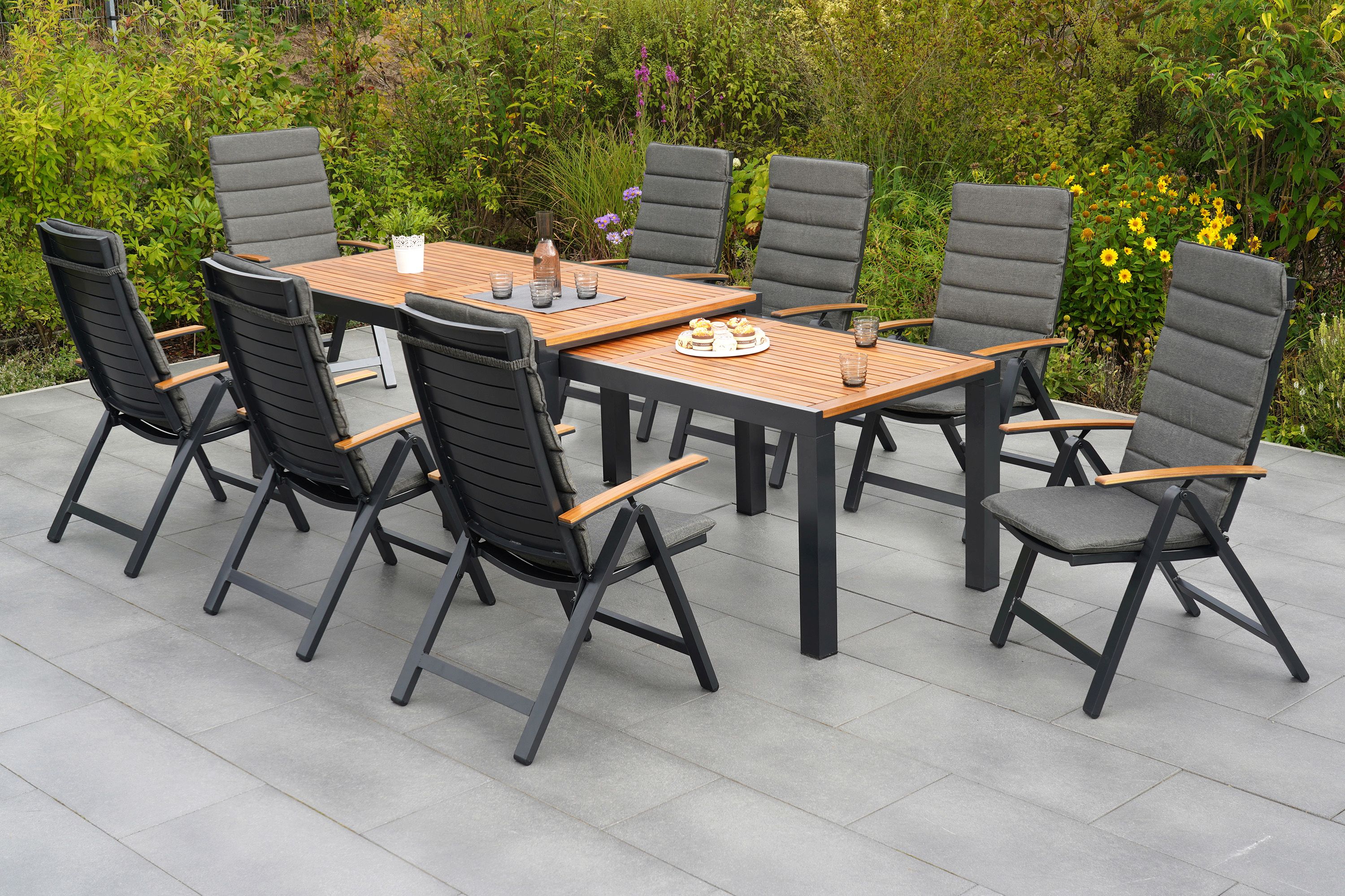 Merxx Astros Gartenmöbel Set für 8 Personen 17 teilig aus Aluminium und FSC Akazienholz mit Flex Ausziehtisch 180x180 cm 8 verstellbare Klappsessel mit Akazienholz Armlehnen und graue Kissen