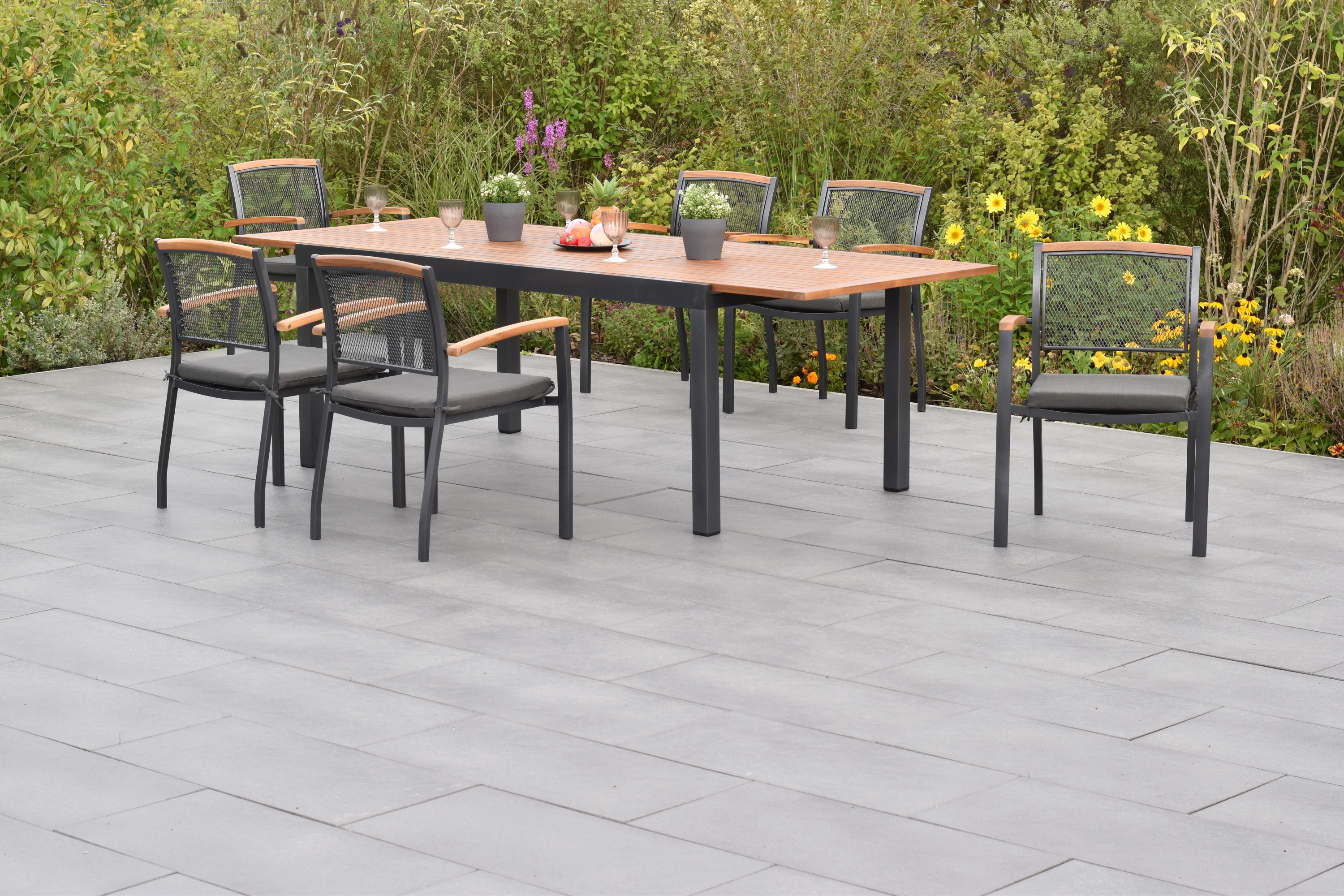 Merxx Tilos Gartenmöbel Set für 6 Personen 13 teilig aus Aluminium und FSC Akazienholz mit Ausziehtisch 180 bis 250 cm 6 Stapelsessel mit Akazienholz und graue Sitzkissen mit Befestigungsbändern