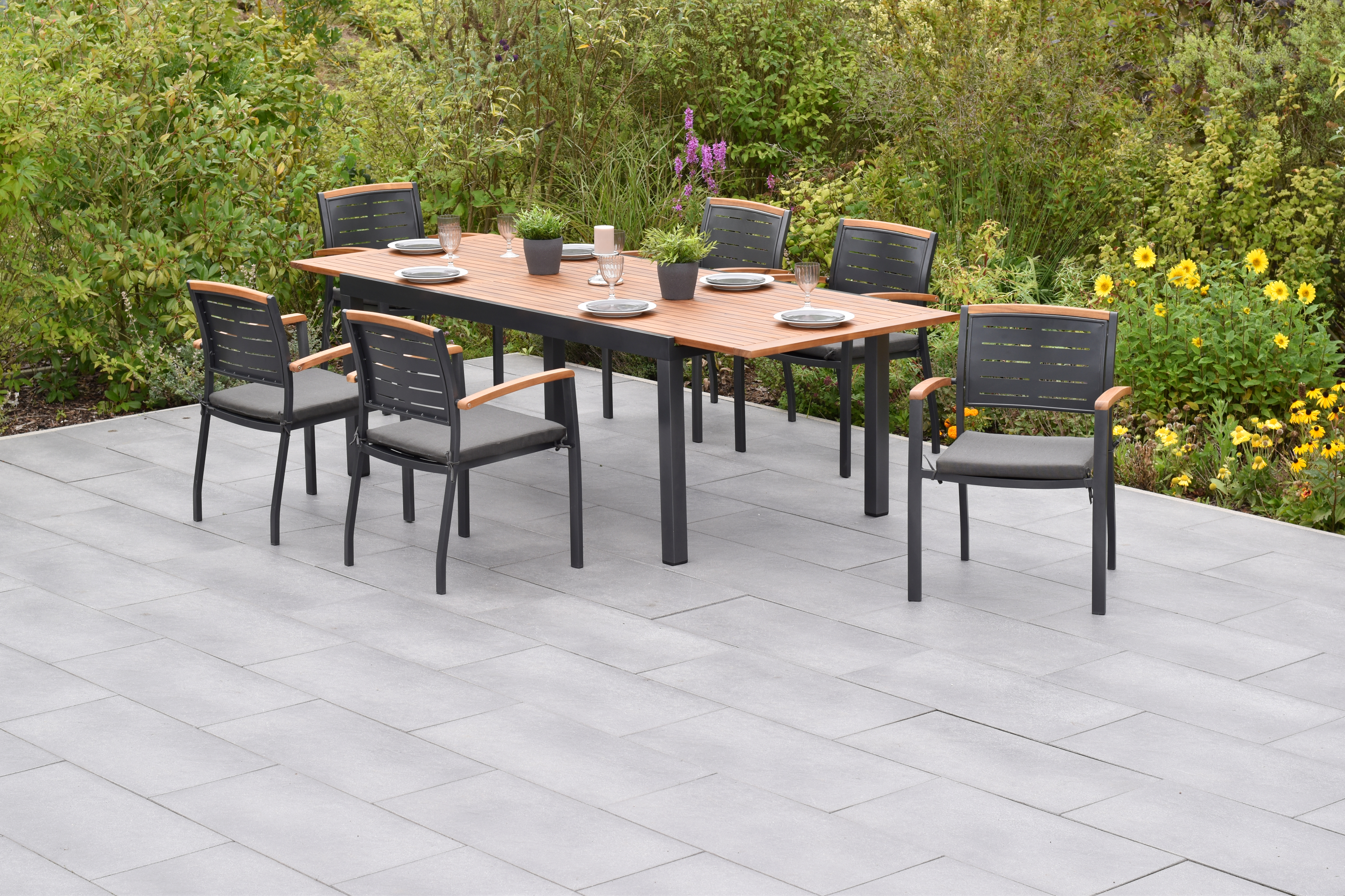 Merxx Tinos Gartenmöbel Set für 6 Personen 13 teilig aus Aluminium und FSC Akazienholz mit Ausziehtisch 180 bis 250 cm 6 Stapelsessel mit Akazienholz und graue Kissen mit Befestigungsbändchen