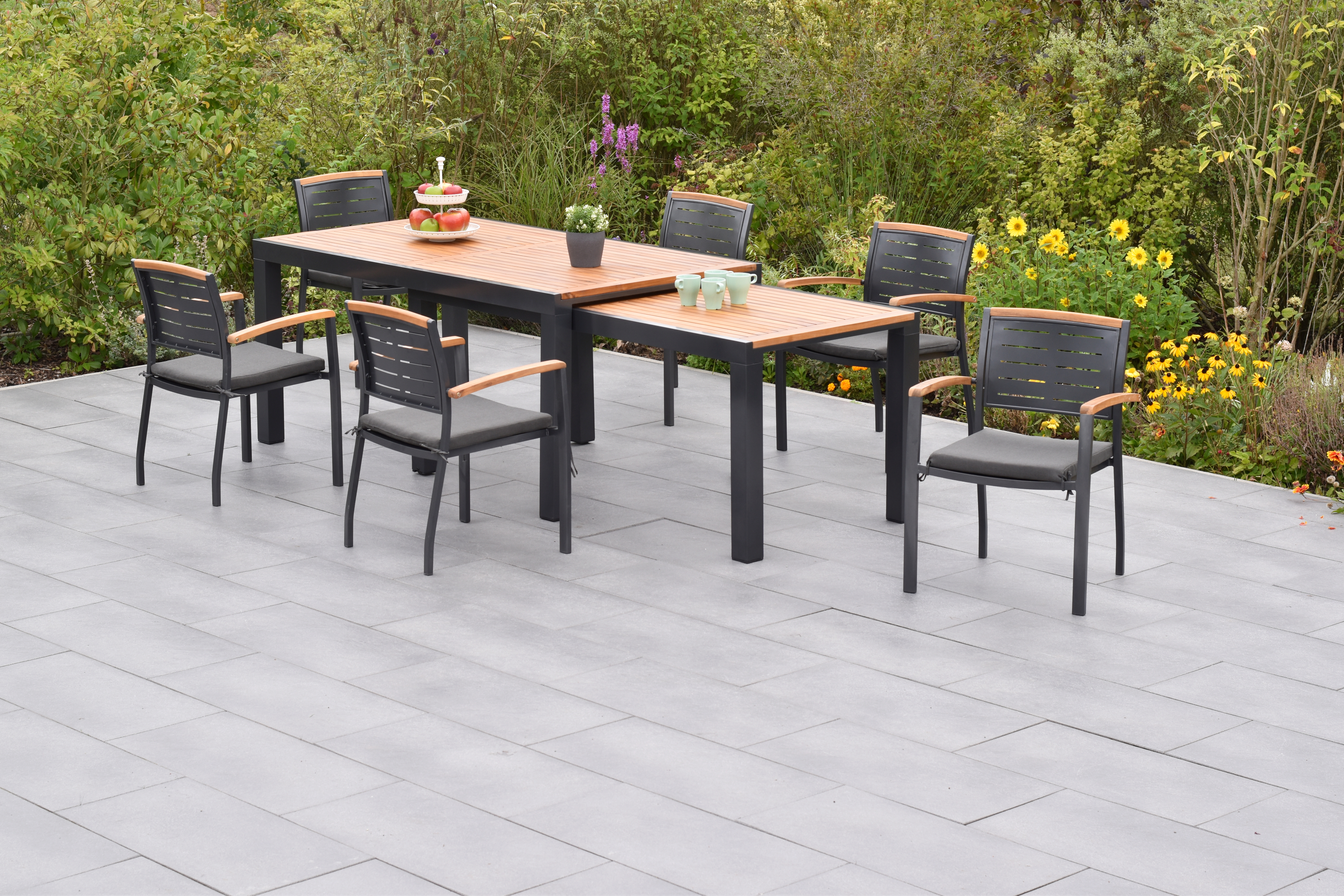 Merxx Tinos Gartenmöbel Set für 6 Personen 13 teilig aus Aluminium und FSC Akazienholz mit Flex Ausziehtisch 180x180 cm 6 Stapelsessel mit Akazienholz und graue Kissen mit Befestigungsbändchen