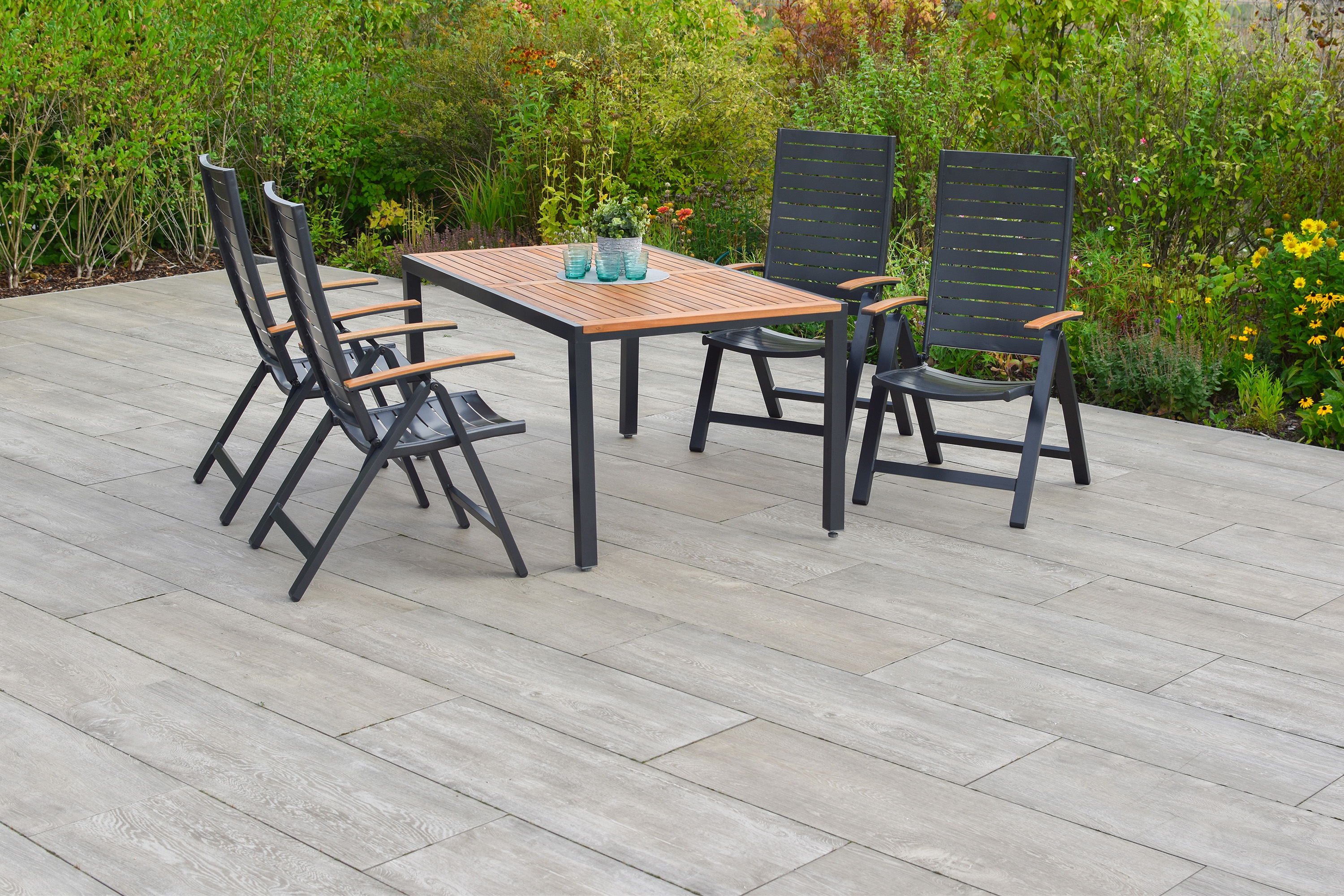 Merxx Astros Gartenmöbel Set für 4 Personen 9 teilig aus Aluminium und FSC Akazienholz mit Tisch 150x90 cm 4 verstellbare Klappsessel mit Akazienholz Armlehnen und graue Kissen