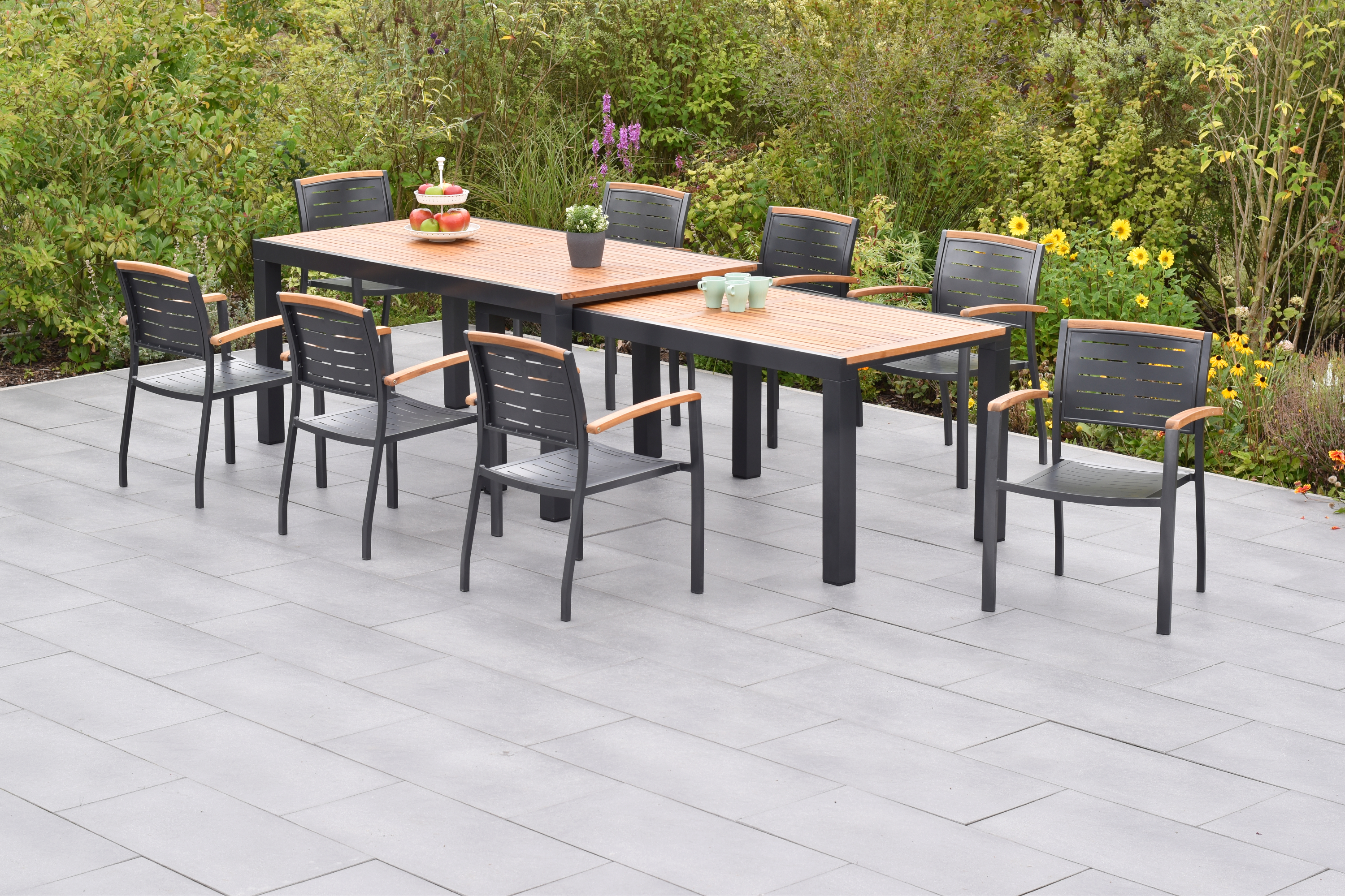 Merxx Tinos Gartenmöbel Set für 8 Personen 17 teilig aus Aluminium und FSC Akazienholz mit Flex Ausziehtisch 180x180 cm 8 Stapelsessel mit Akazienholz und graue Kissen mit Befestigungsbändchen