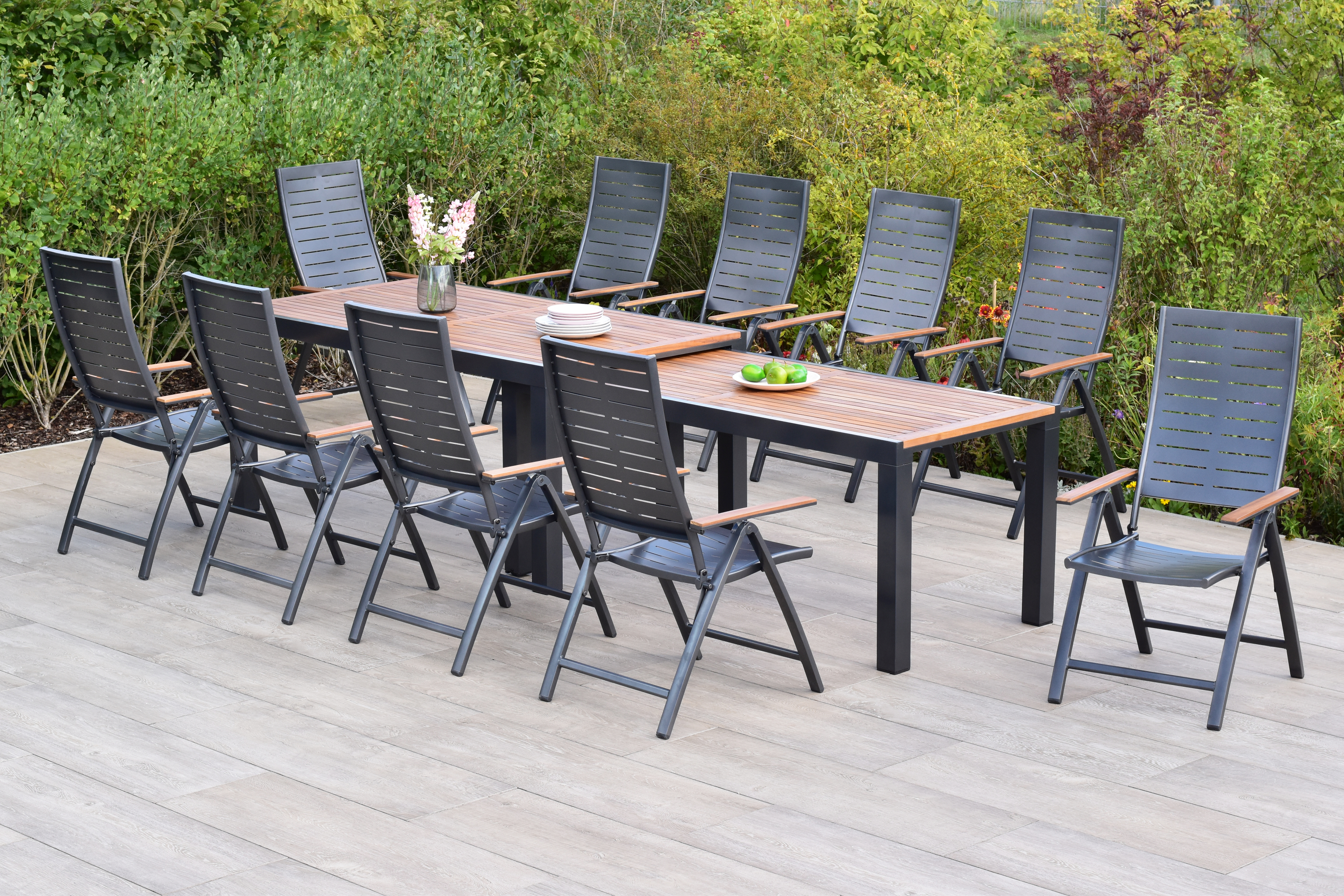 Merxx Tinos Gartenmöbel Set für 10 Personen 21 teilig aus Aluminium und FSC Akazienholz mit Flex Ausziehtisch 180x180 cm 10 verstellbare Klappsessel mit Akazienholz und graue Kissen mit Befestigungsbändchen