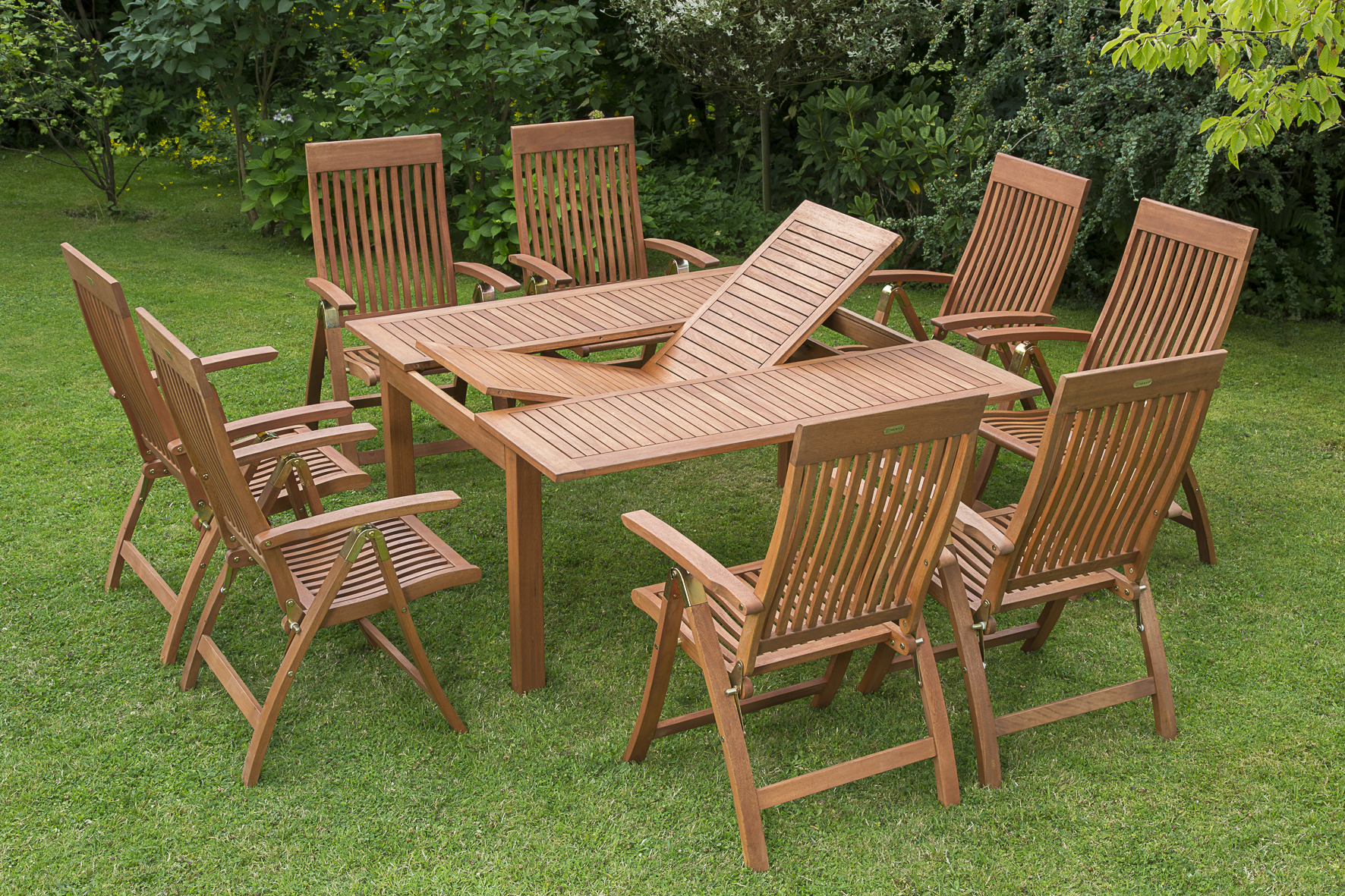 Comodoro Set 9tlg.
8 Comodoro Klappsessel, Rückenlehne 5-fach verstellbar, 1 Quadrat Ausziehtisch, 100 (150) x 150 cm
FSC ® Eukalyptusholz
