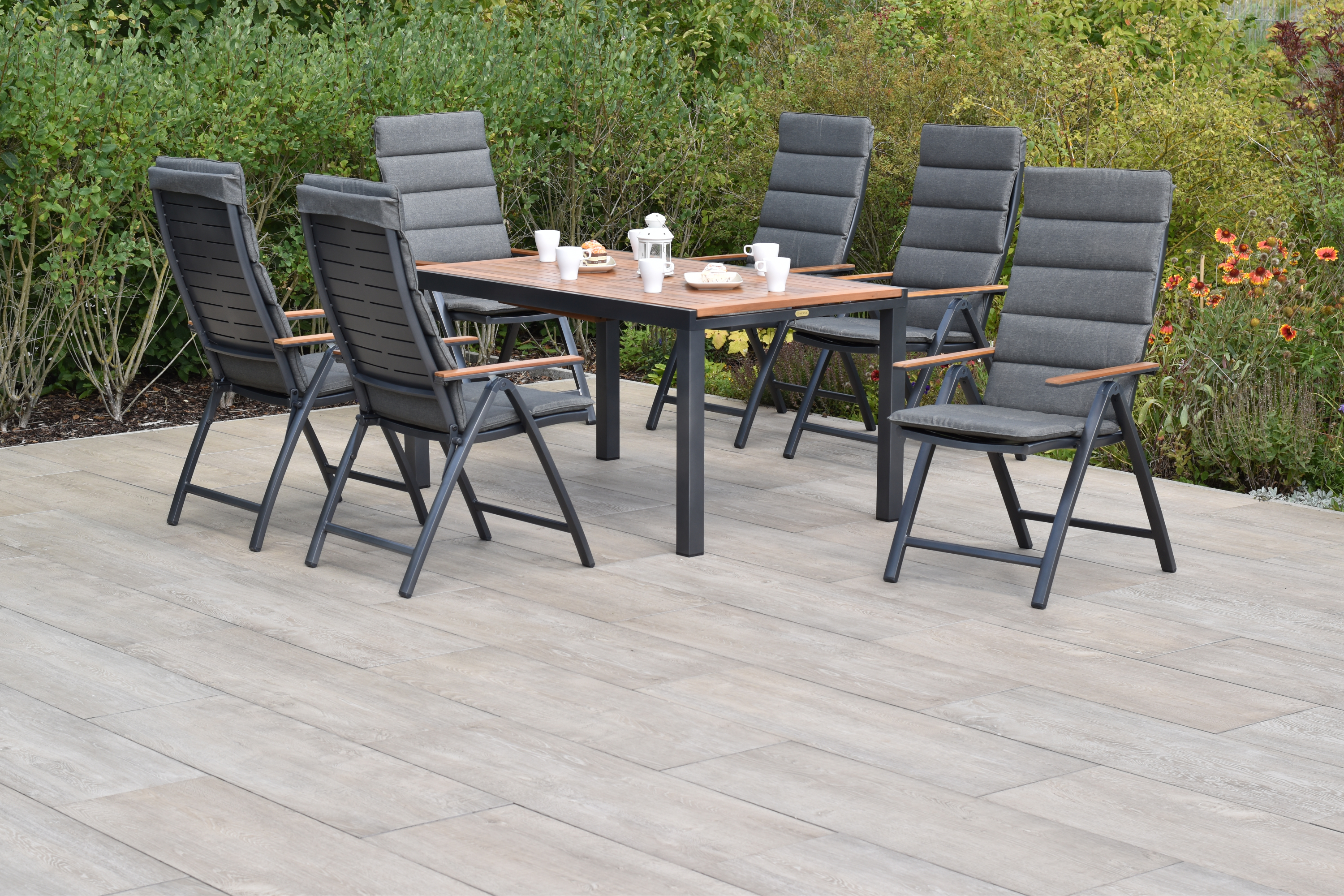 Merxx Tinos Gartenmöbel Set für 6 Personen 13 teilig aus Aluminium und FSC Akazienholz mit Ausziehtisch 150 bis 200 cm 6 verstellbare Klappsessel mit Akazienholz und graue Kissen mit Befestigungsbändchen