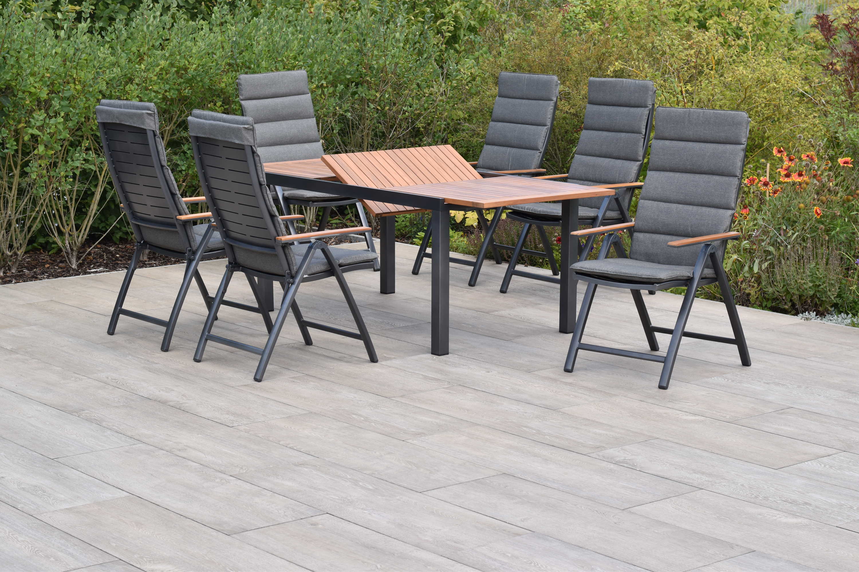 Merxx Tinos Gartenmöbel Set für 6 Personen 13 teilig aus Aluminium und FSC Akazienholz mit Ausziehtisch 150 bis 200 cm 6 verstellbare Klappsessel mit Akazienholz und graue Kissen mit Befestigungsbändchen