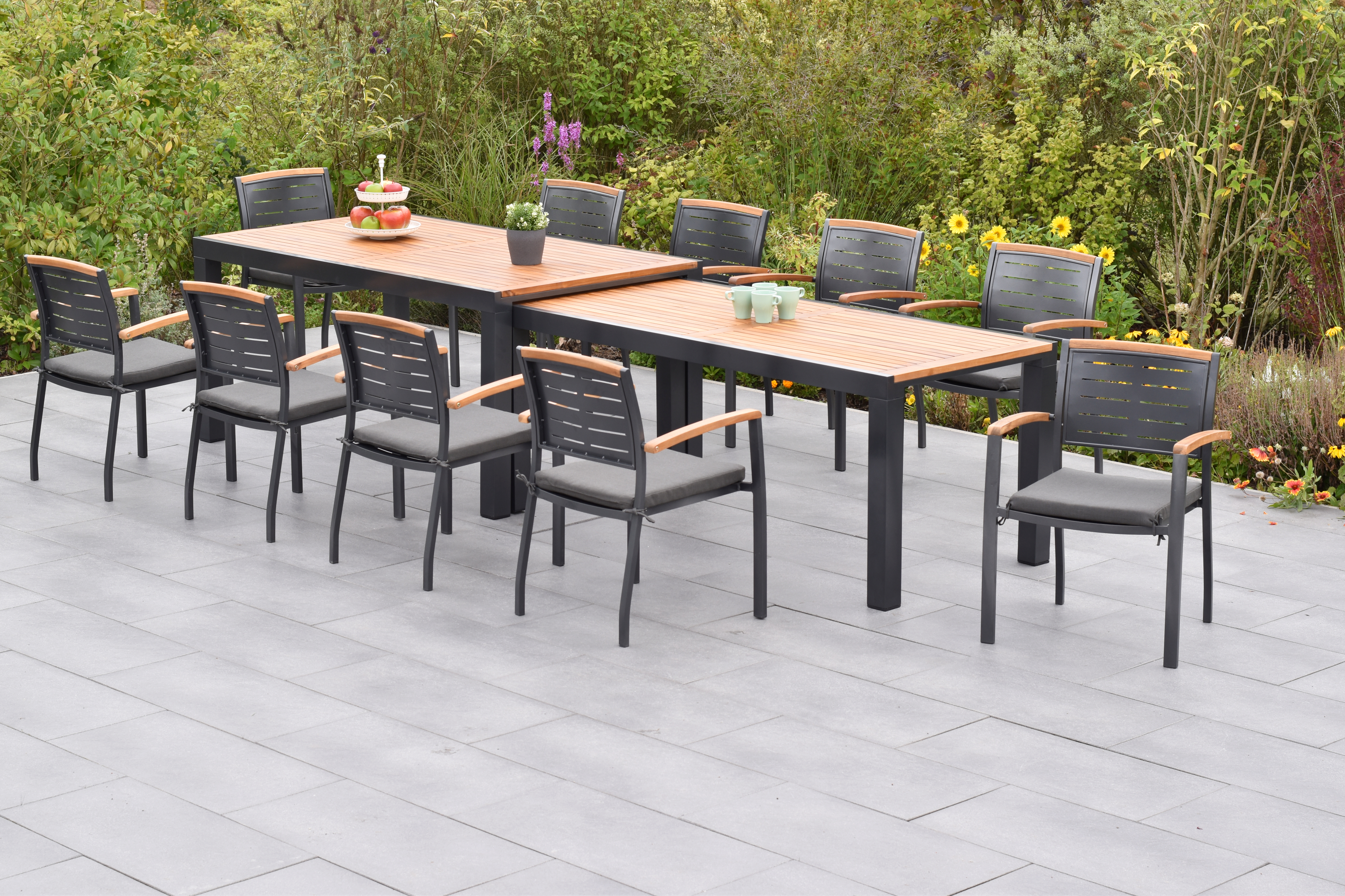 Merxx Tinos Gartenmöbel Set für 10 Personen 21 teilig aus Aluminium und FSC Akazienholz mit Flex Ausziehtisch 180x180 cm 10 Stapelsessel mit Akazienholz und graue Kissen mit Befestigungsbändchen