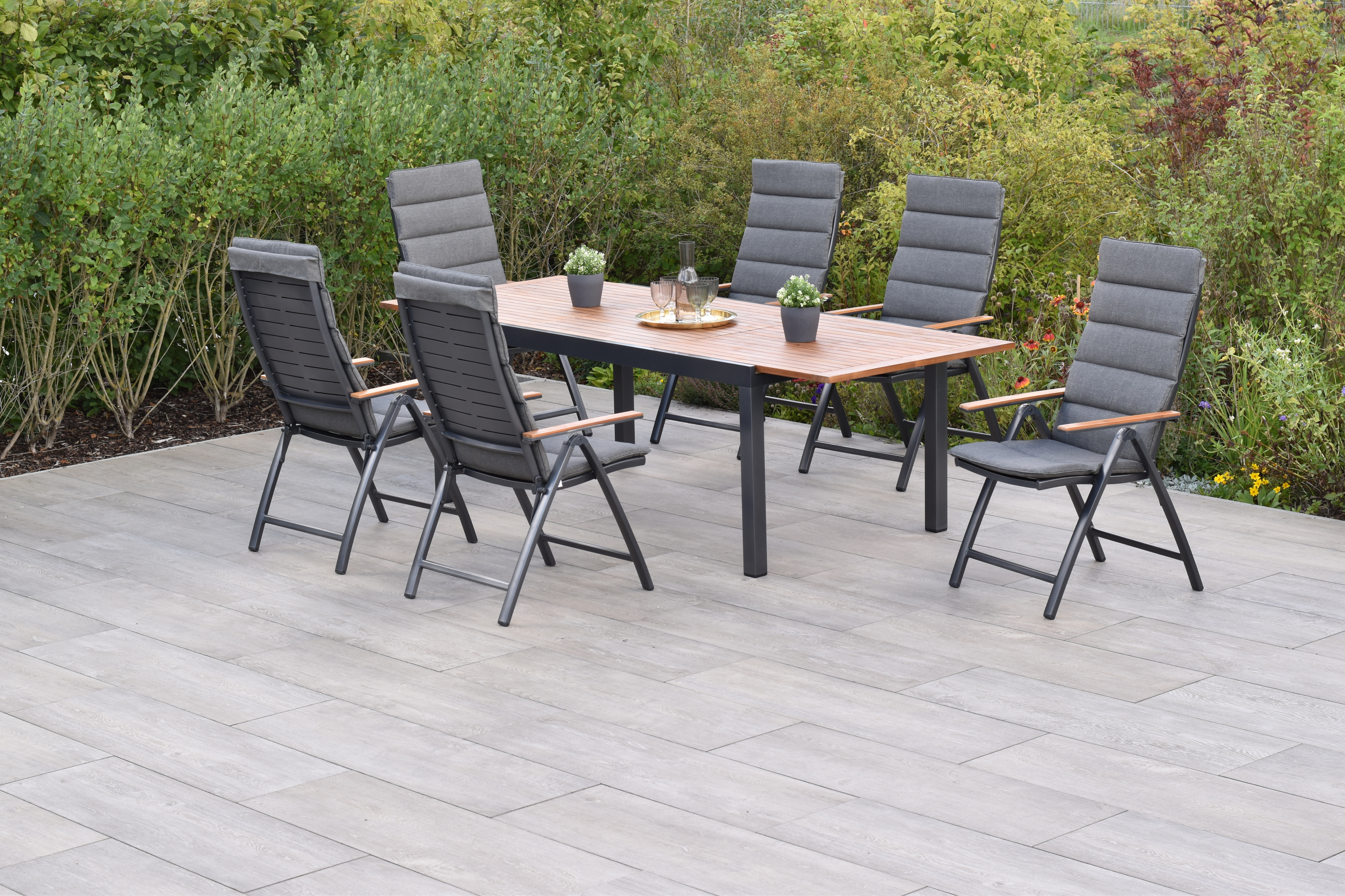 Merxx Tinos Gartenmöbel Set für 6 Personen 13 teilig aus Aluminium und FSC Akazienholz mit Ausziehtisch 180 bis 250 cm 6 verstellbare Klappsessel mit Akazienholz und graue Kissen mit Befestigungsbändchen