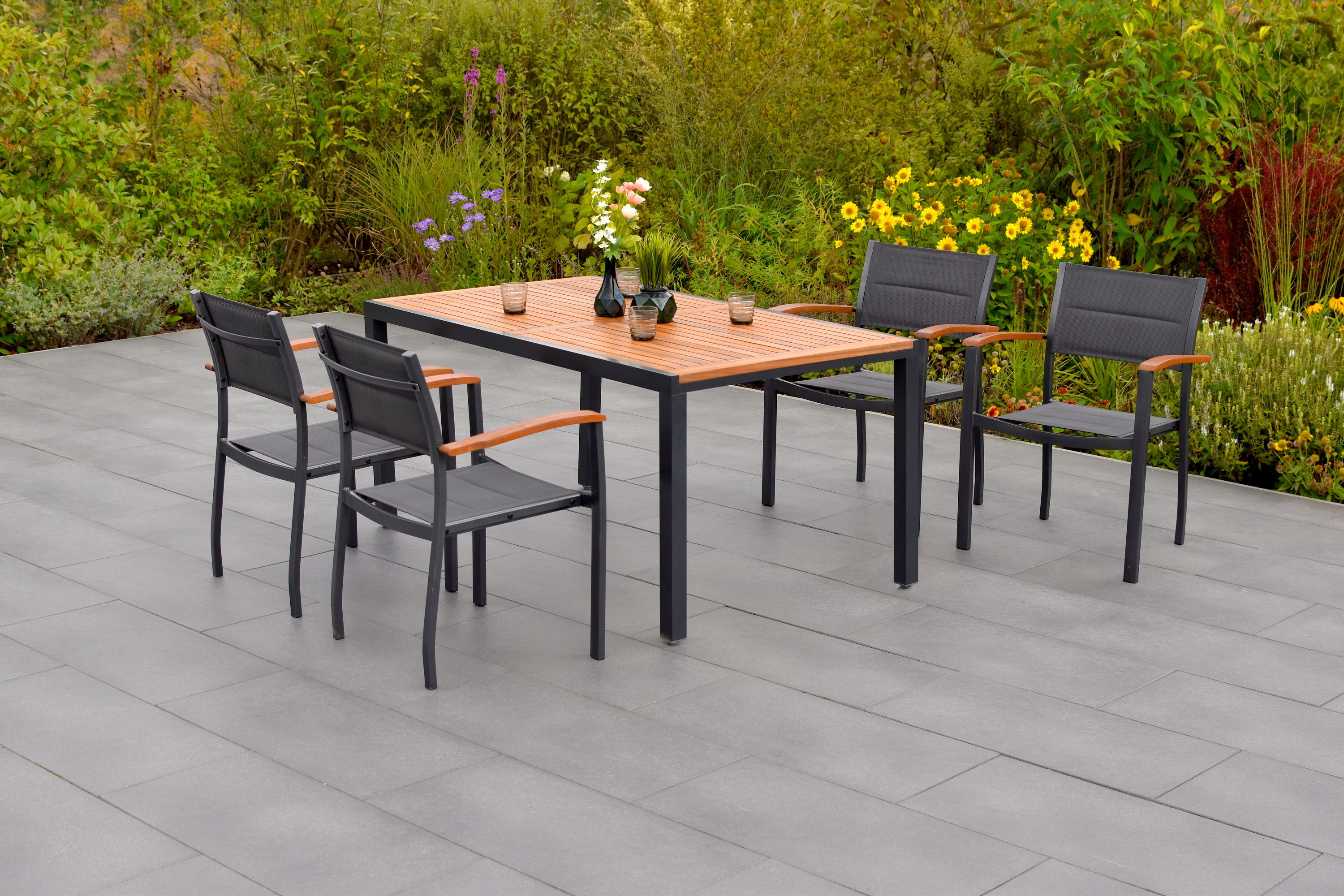 Merxx Paxos Gartenmöbel Set für 4 Personen 5 teilig aus Aluminium mit Textilbespannung und FSC Akazienholz mit Tisch 150x90 cm und 4 gepolsterten Stapelsesseln in Graphit Grau