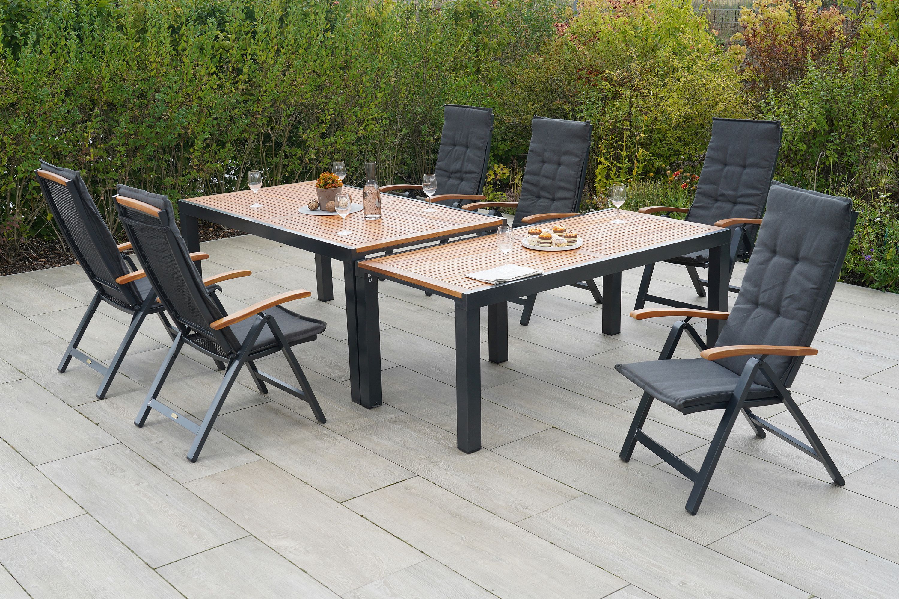 Merxx Tilos Gartenmöbel Set für 6 Personen 13 teilig aus Aluminium und FSC Akazienholz mit Flex Ausziehtisch 180x180 cm 6 verstellbare Klappsessel und graue Kissen