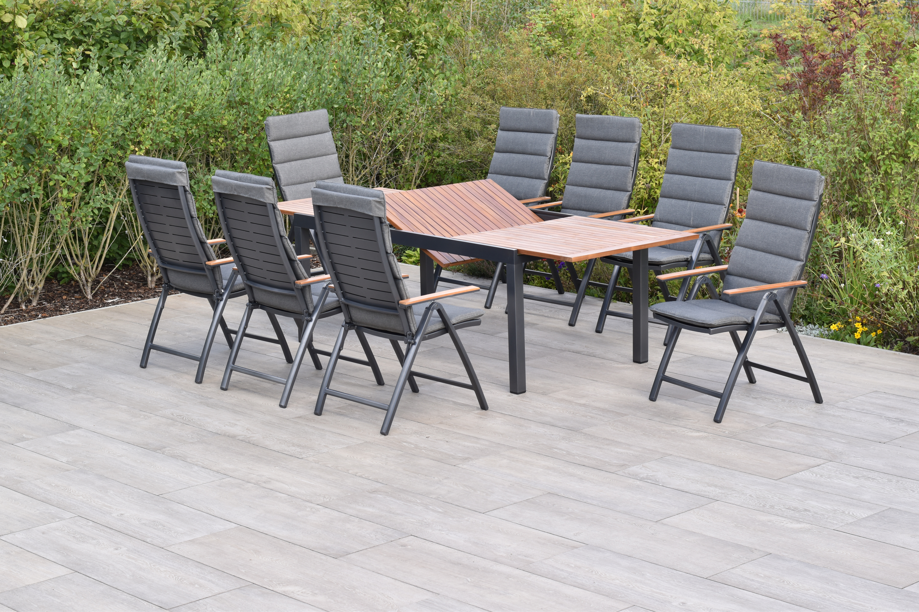 Merxx Tinos Gartenmöbel Set für 8 Personen 17 teilig aus Aluminium und FSC Akazienholz mit Ausziehtisch 180 bis 250 cm 8 verstellbare Klappsessel mit Akazienholz und graue Kissen mit Befestigungsbändchen