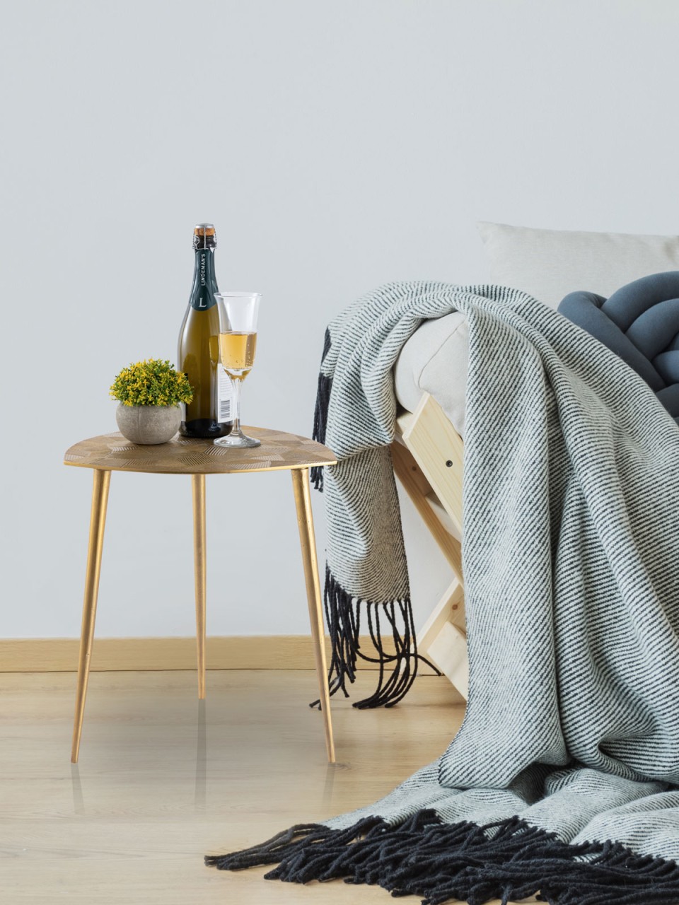 Beistelltisch Metall Dekotisch Alster 40x45x40 cm dreieckig klass. Design Aluminium silber o. gold Beistelltisch Metall Dekotisch Alster 40x45x40 cm dreieckig klass. Design Aluminium silber o. gold