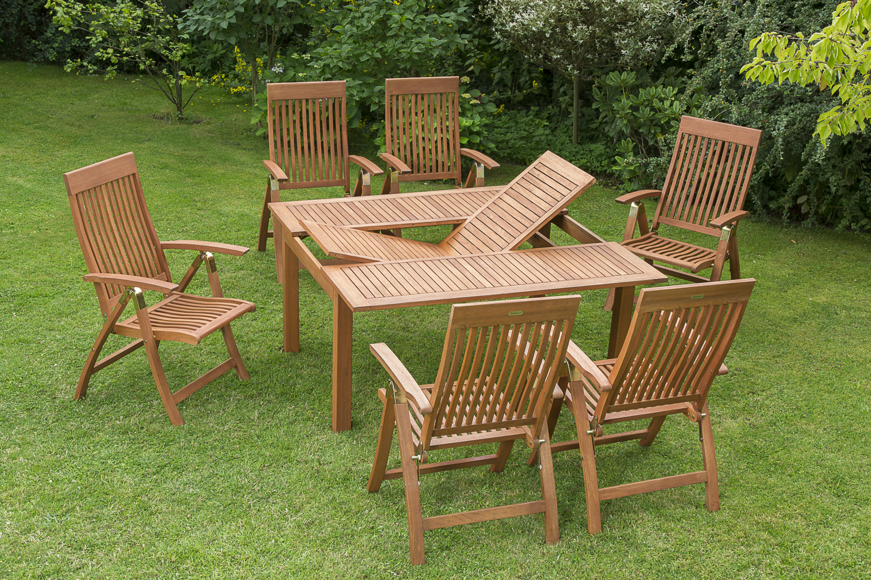 Comodoro Set 7tlg.
6 Comodoro Klappsessel, Rückenlhene 5-fach verstellbar, 1 Quadrat Ausziehtisch, 100 (150) x 150 cm
FSC ® Eukalyptusholz