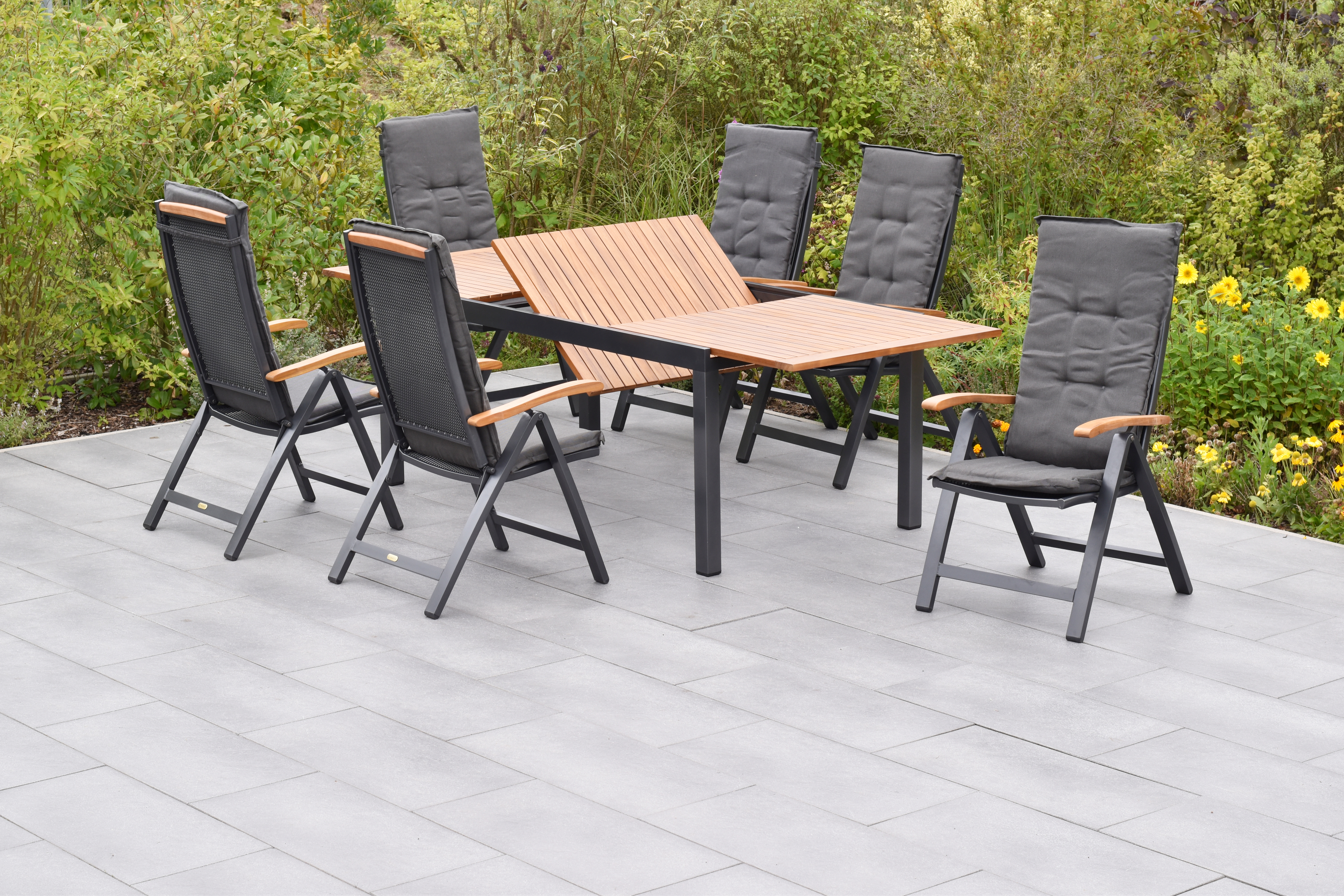 Merxx Tilos Gartenmöbel Set für 6 Personen 13 teilig aus Aluminium und FSC Akazienholz mit Ausziehtisch 180 bis 250 cm 6 verstellbare Klappsessel und graue Kissen