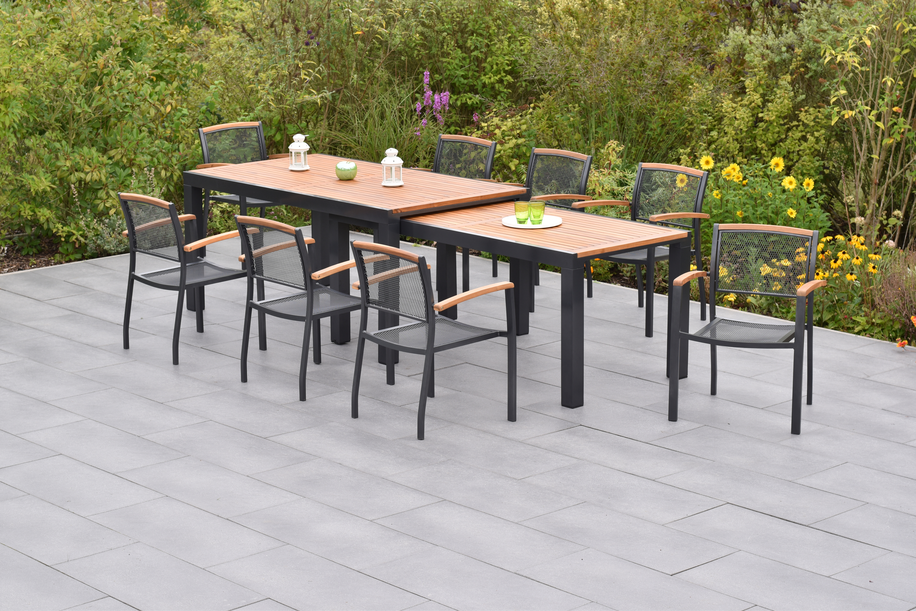Merxx Tilos Gartenmöbel Set für 8 Personen 17 teilig aus Aluminium und FSC Akazienholz mit Flex Ausziehtisch 180x180 cm 8 Stapelsessel mit Akazienholz und graue Sitzkissen